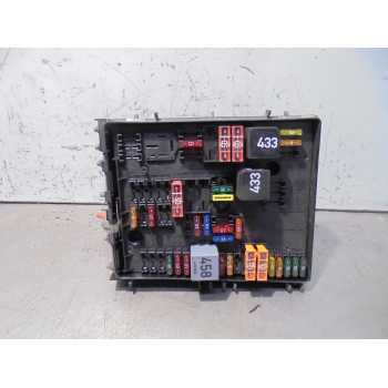 CAJA RELES / FUSIBLES 
