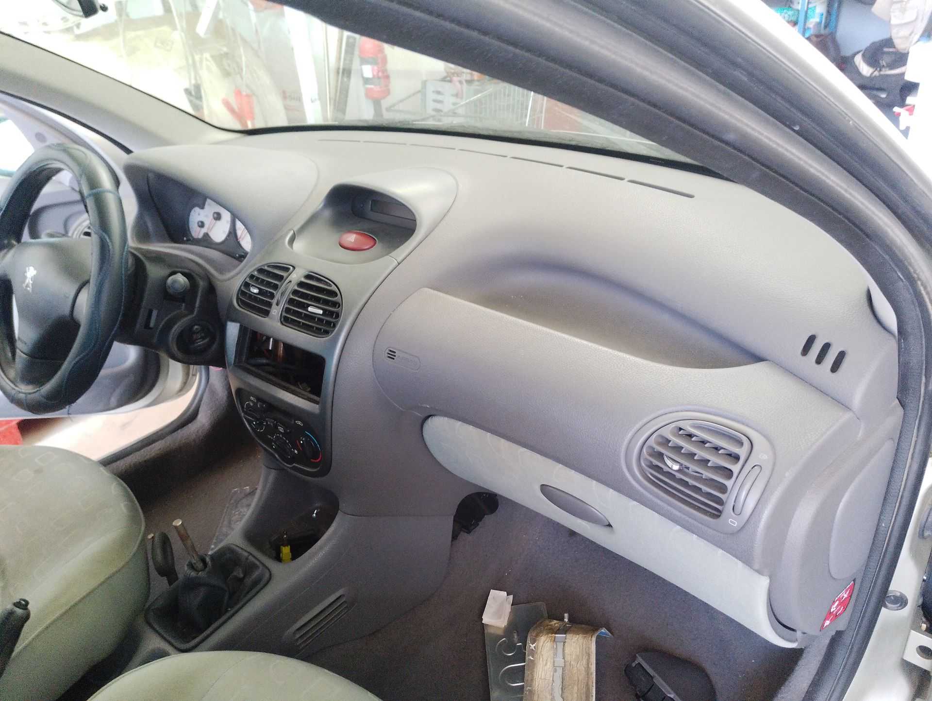 Recambio de salpicadero para peugeot 206 hatchback (2a/c) 1.4 i referencia OEM IAM 8203YR  