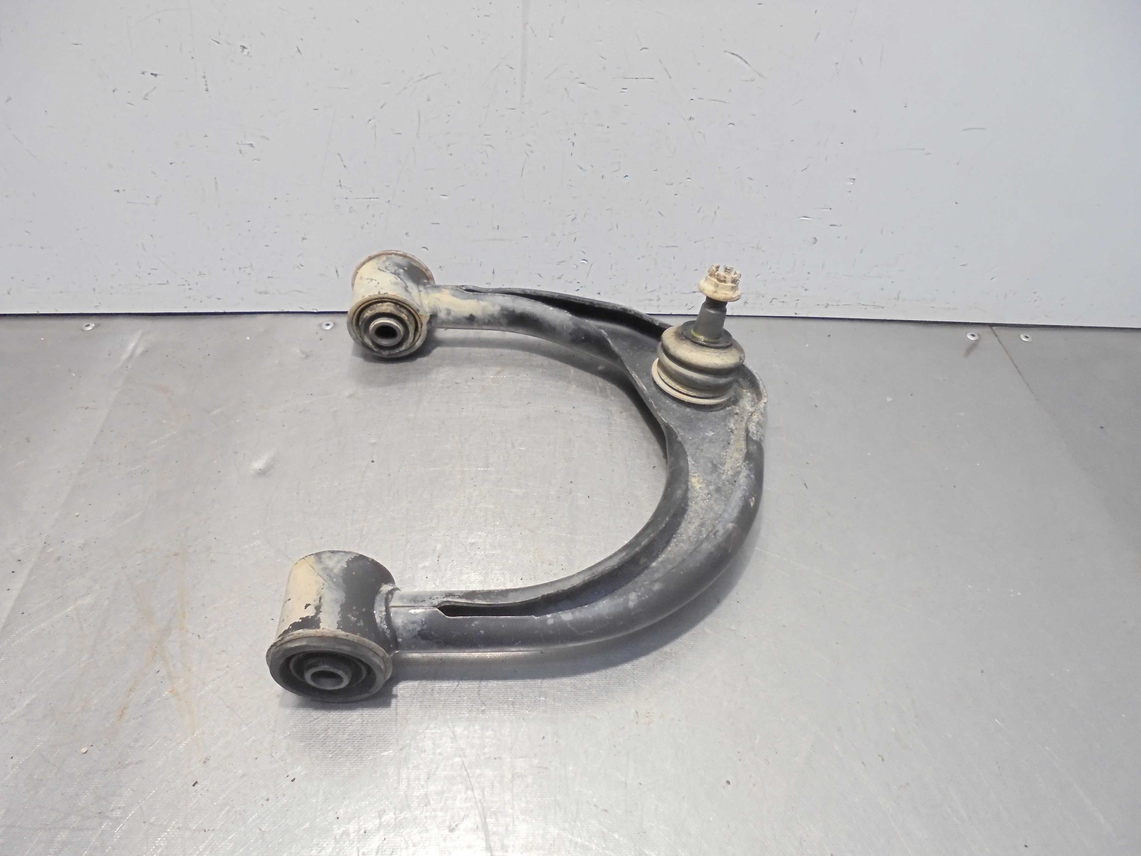 Recambio de brazo suspension superior delantero derecho para toyota land cruiser (j12) 3.0 turbodiesel referencia OEM IAM   