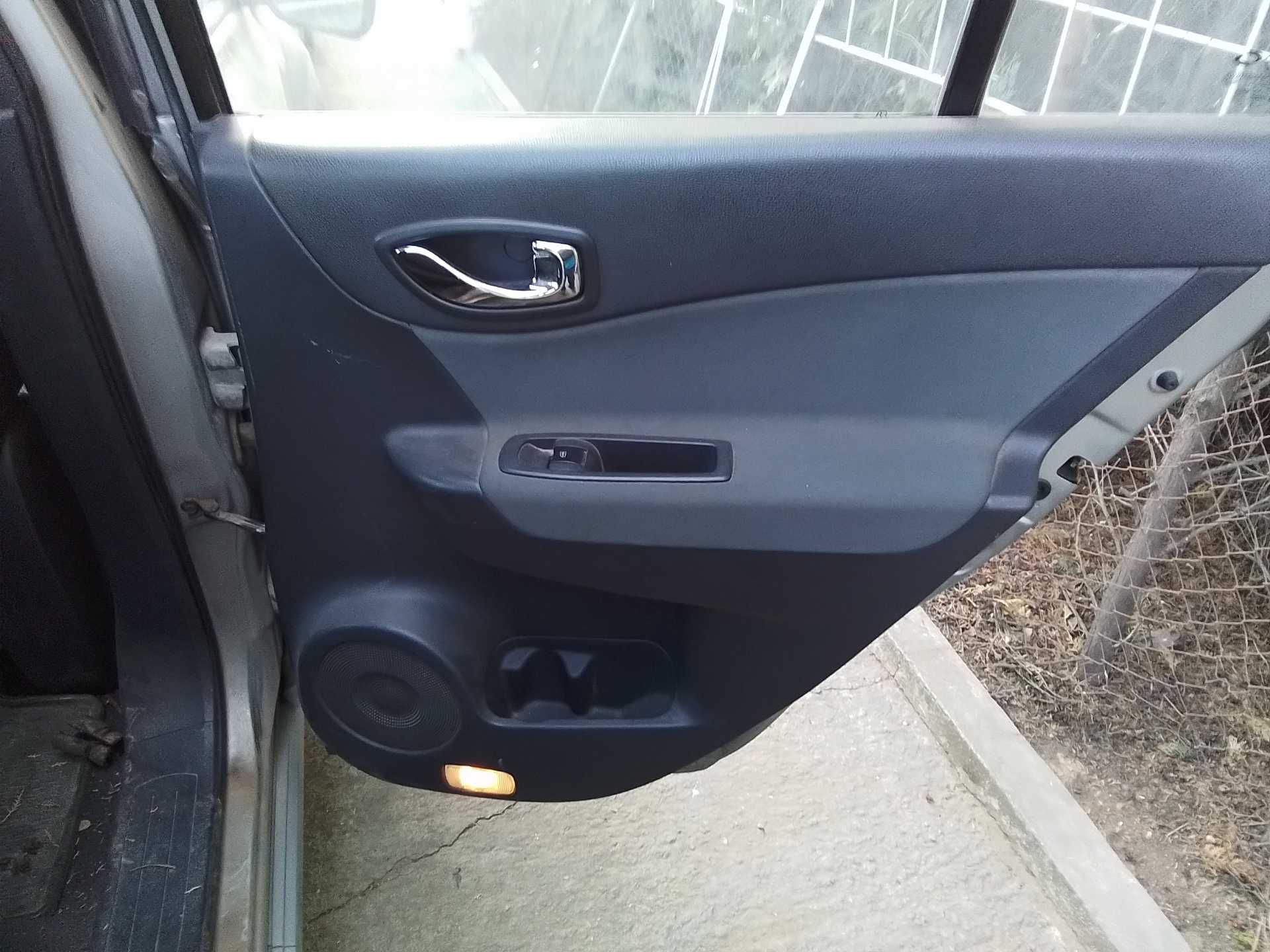 Recambio de guarnecido puerta trasera derecha para renault koleos bose edition referencia OEM IAM   