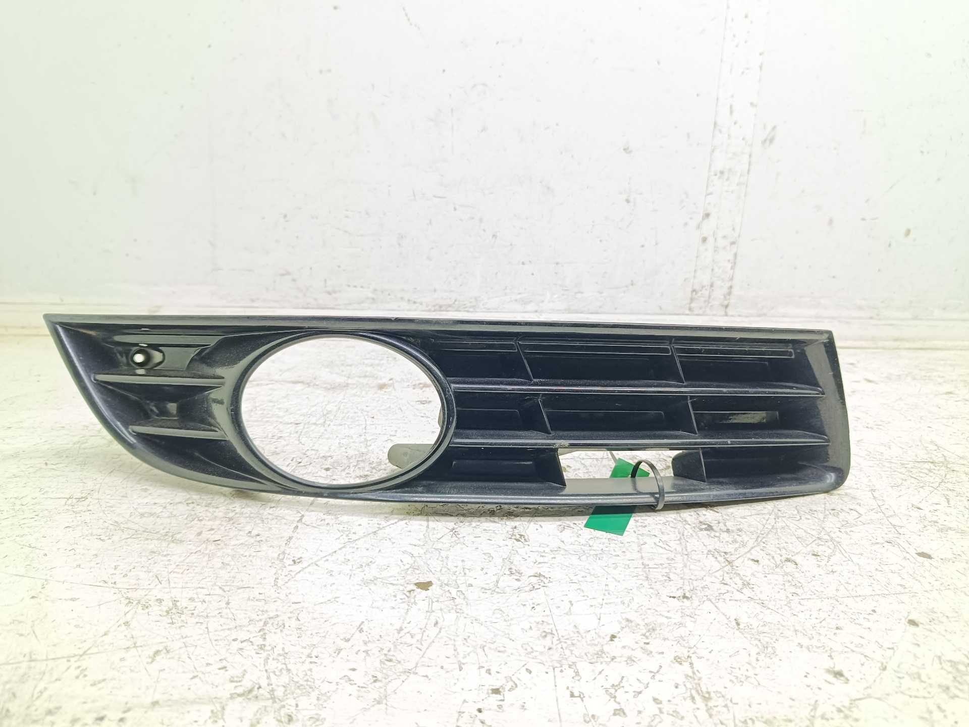 Recambio de moldura antiniebla derecha para volkswagen passat berlina (3c2) advance referencia OEM IAM 3C0853666A  