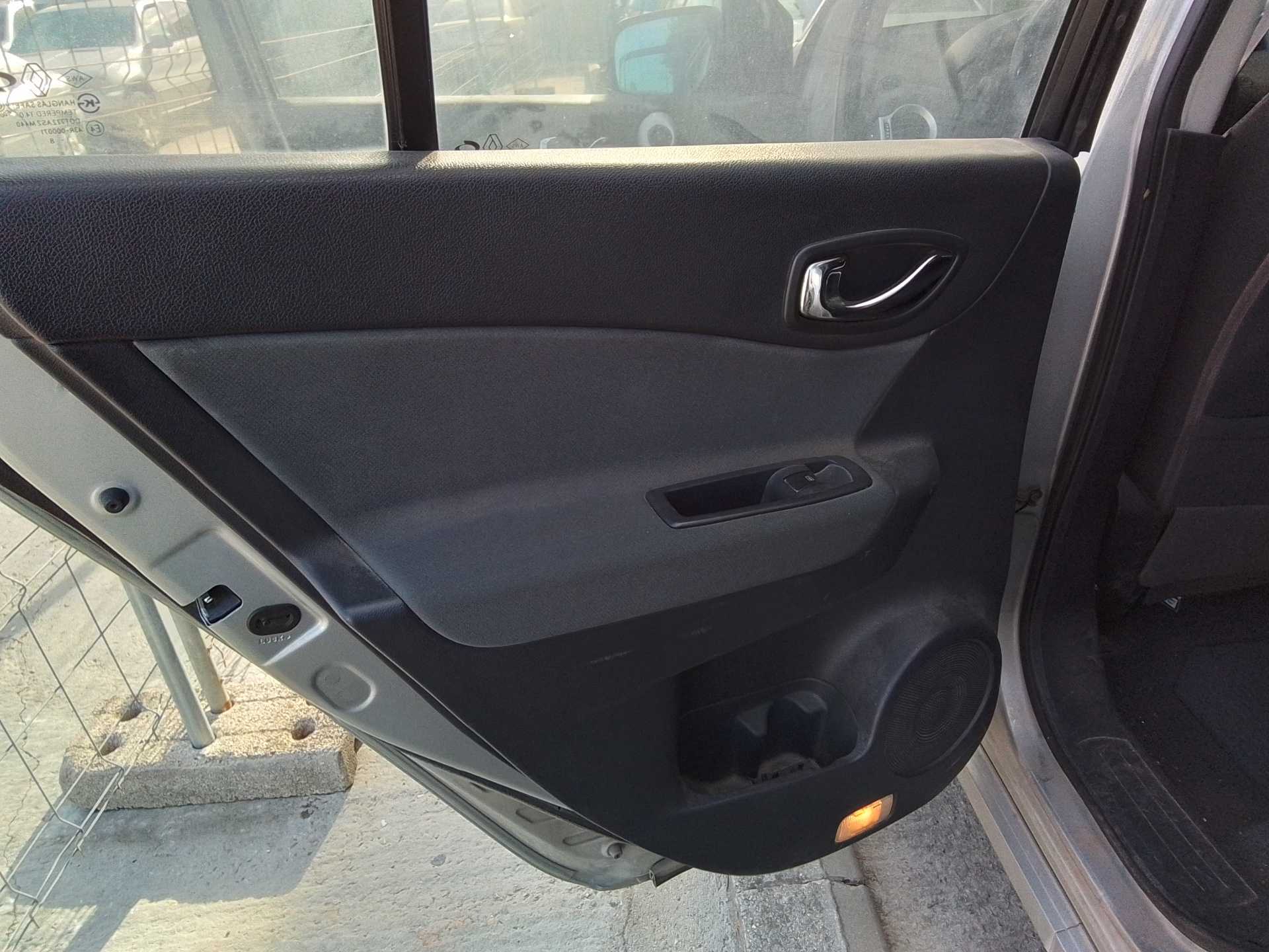 Recambio de guarnecido puerta trasera izquierda para renault koleos bose edition referencia OEM IAM   