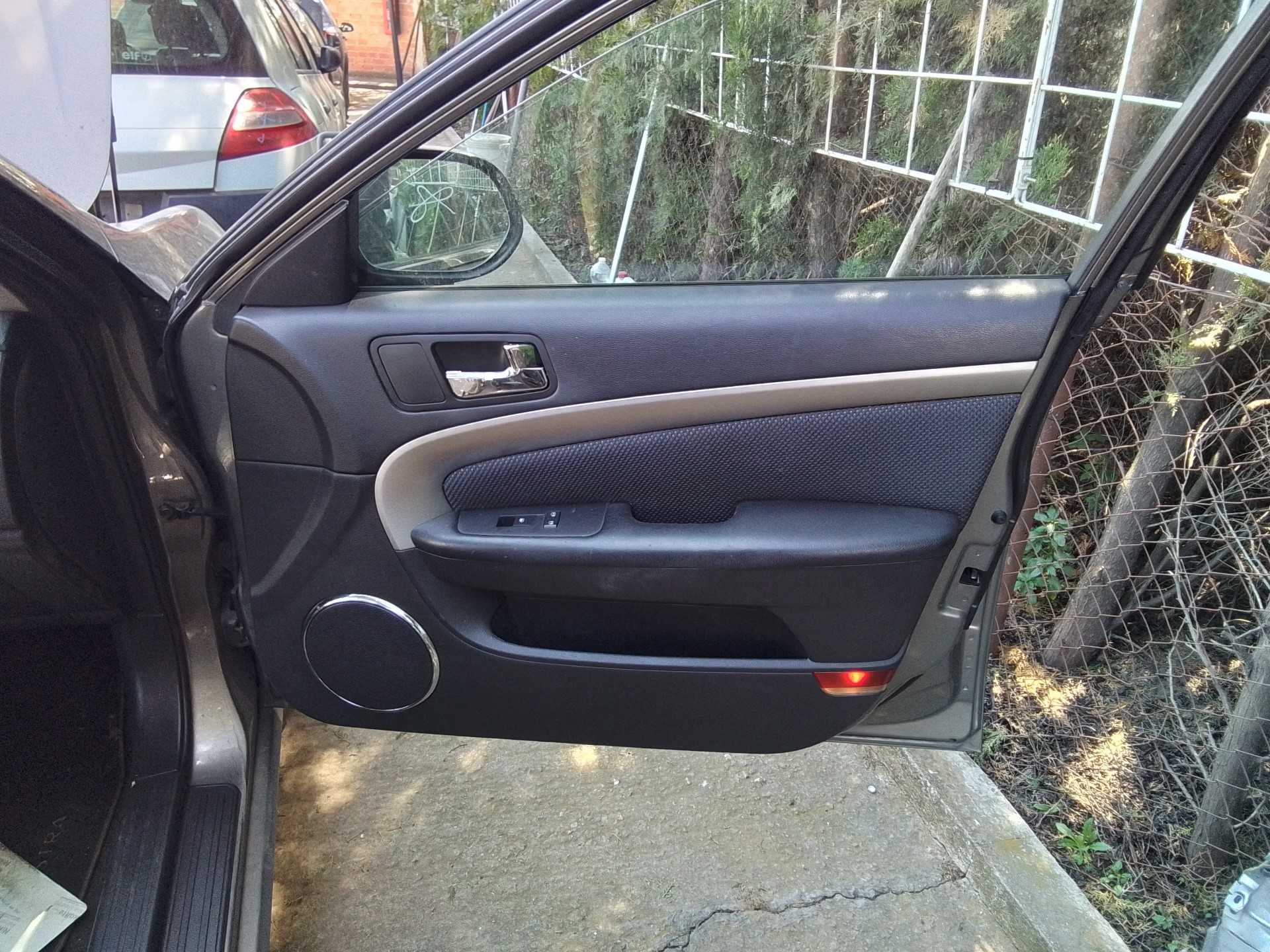 Recambio de guarnecido puerta delantera derecha para chevrolet epica 2.0 diesel cat referencia OEM IAM   