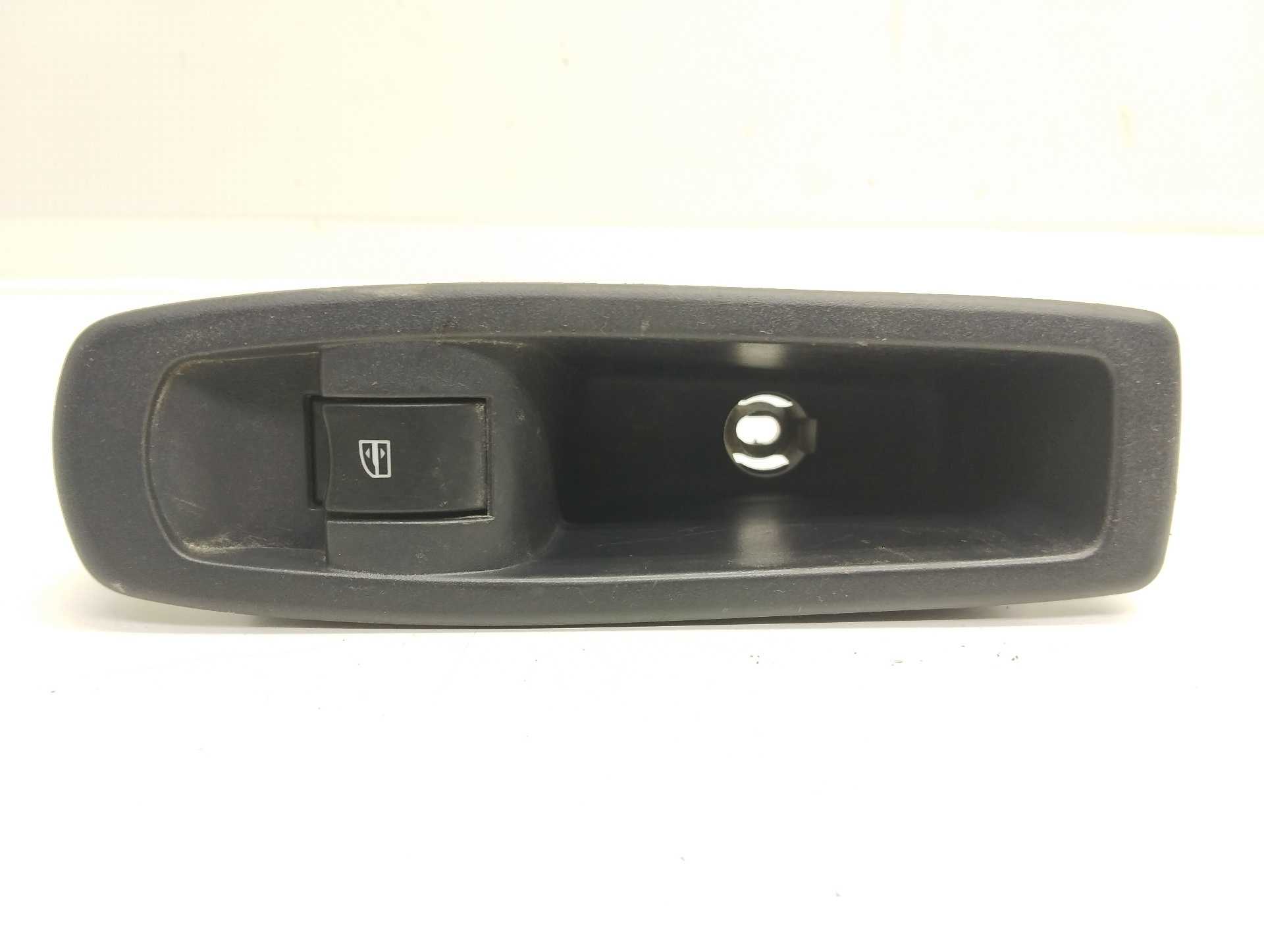 Recambio de mando elevalunas trasero derecho para renault koleos bose edition referencia OEM IAM 25411JY00A  