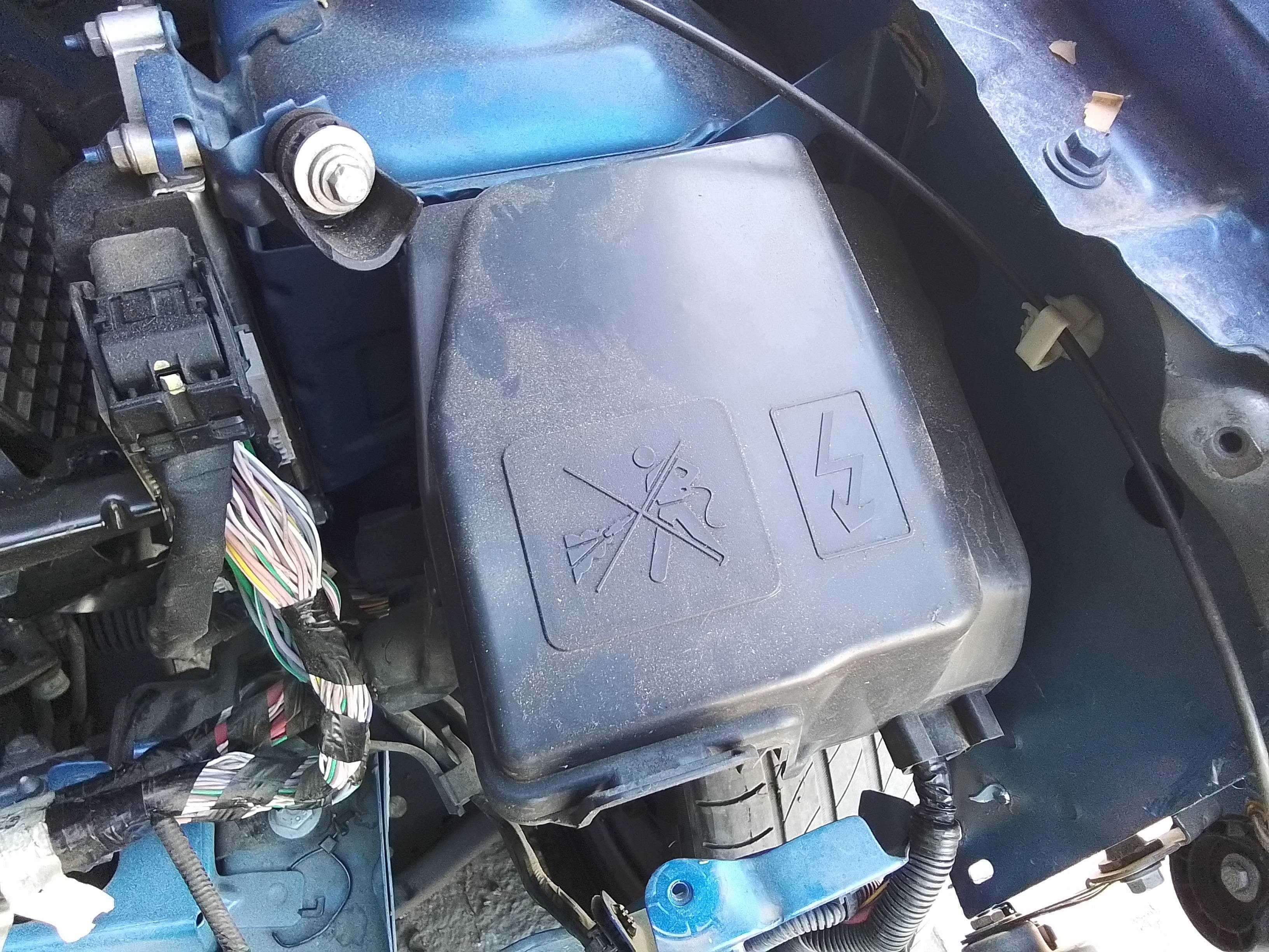 Recambio de caja reles / fusibles para dacia sandero comfort referencia OEM IAM   