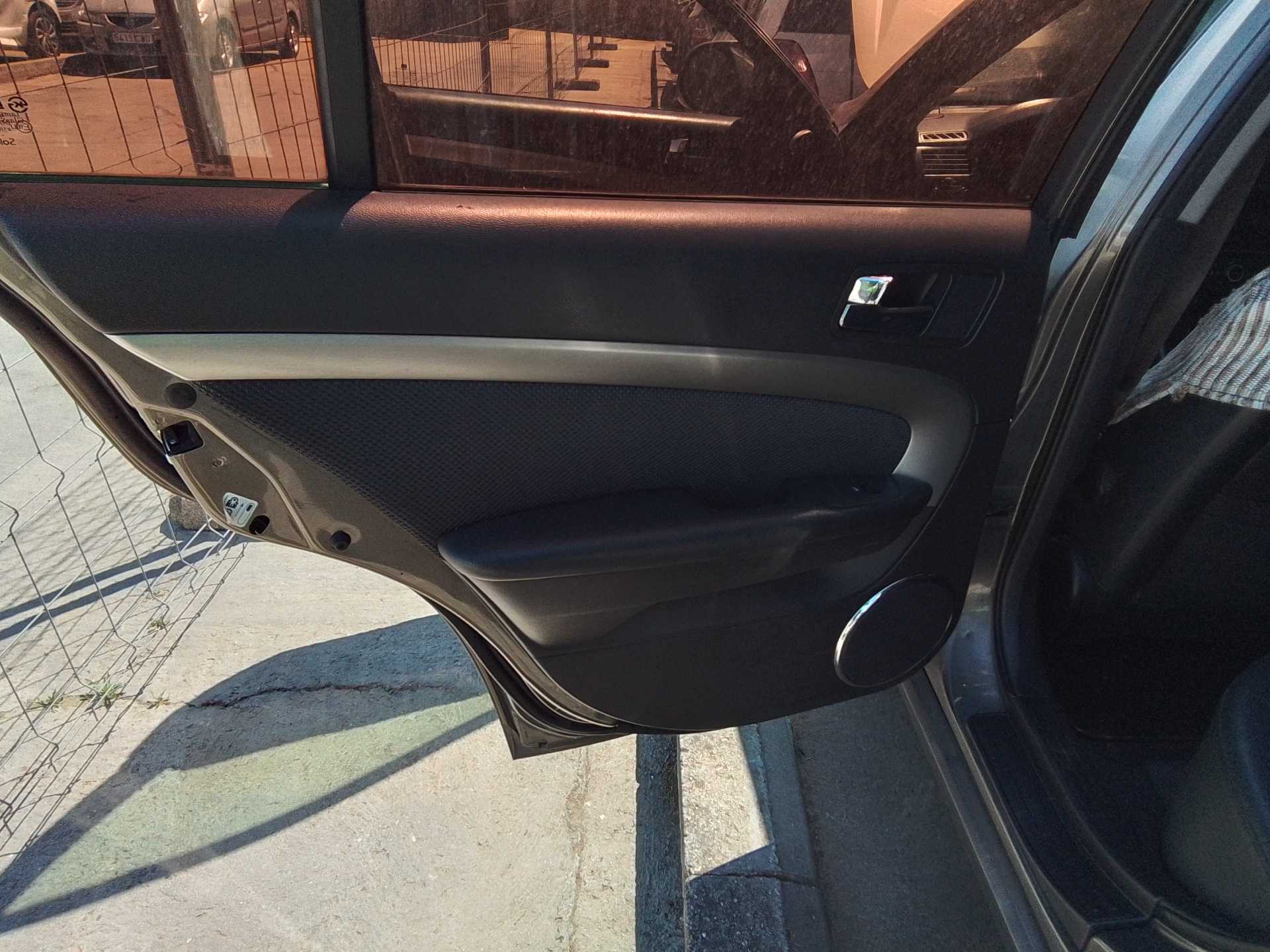 Recambio de guarnecido puerta trasera izquierda para chevrolet epica 2.0 diesel cat referencia OEM IAM   