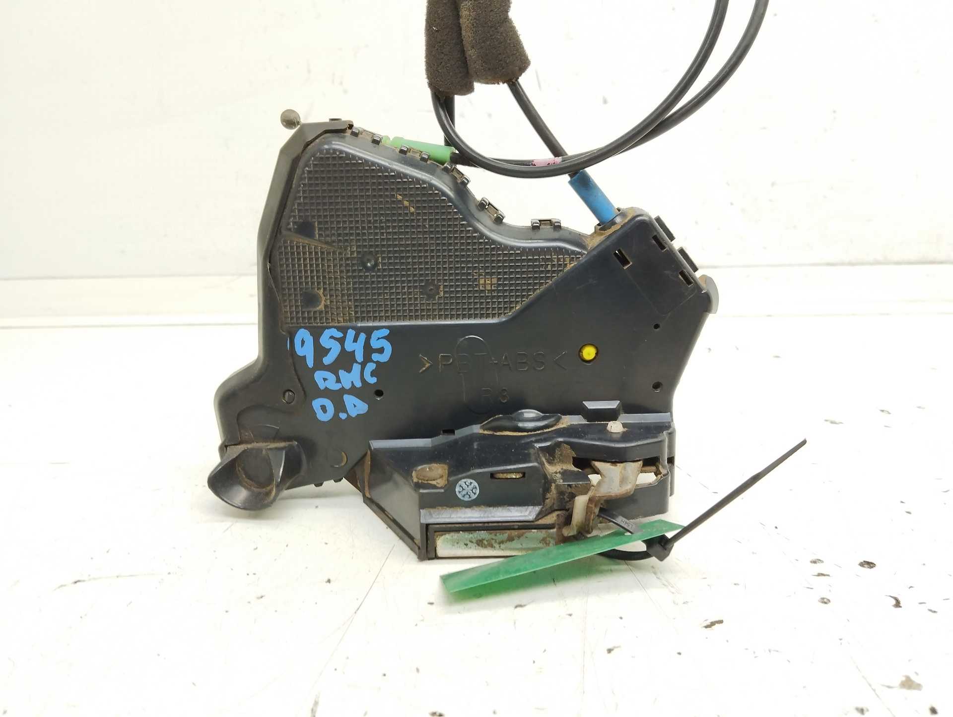 Recambio de cerradura puerta delantera derecha para toyota land cruiser (j12) 3.0 d-4d gx referencia OEM IAM A046693  