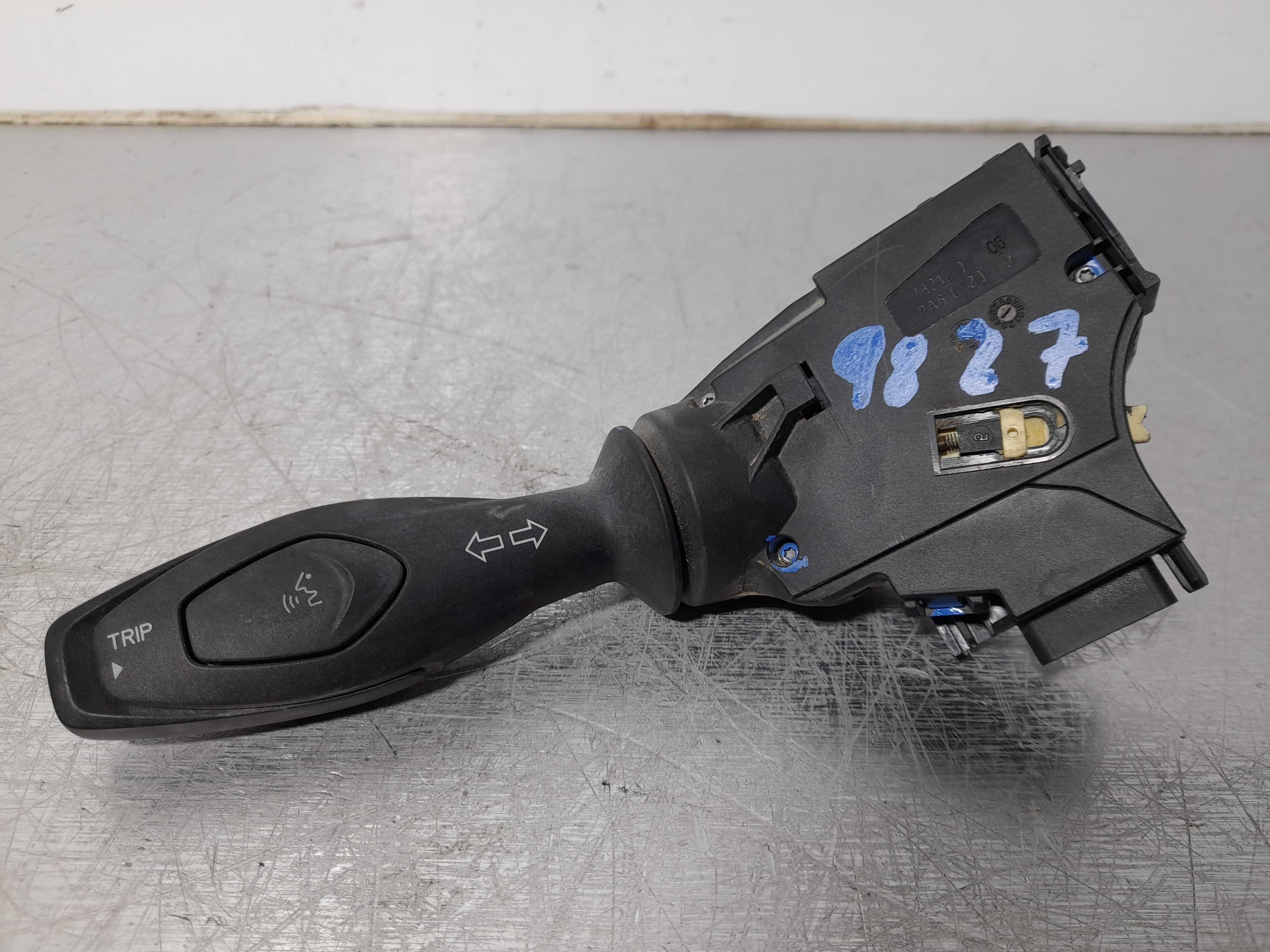 Recambio de mando intermitentes para ford fiesta (cb1) ambiente referencia OEM IAM 8A6T13335  