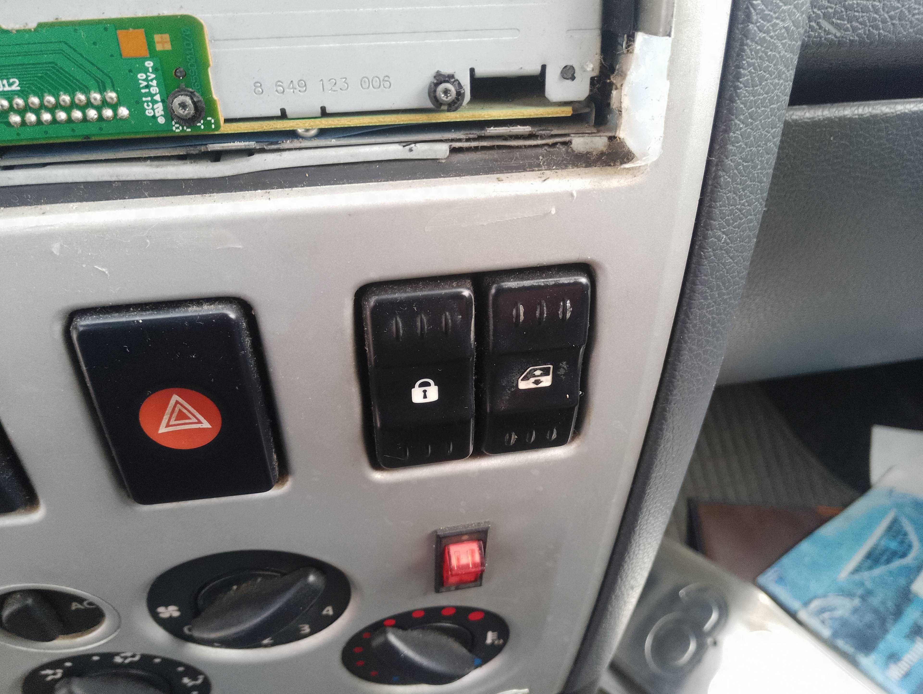 Recambio de mando elevalunas delantero derecho para dacia logan 1.5 dci diesel cat referencia OEM IAM   