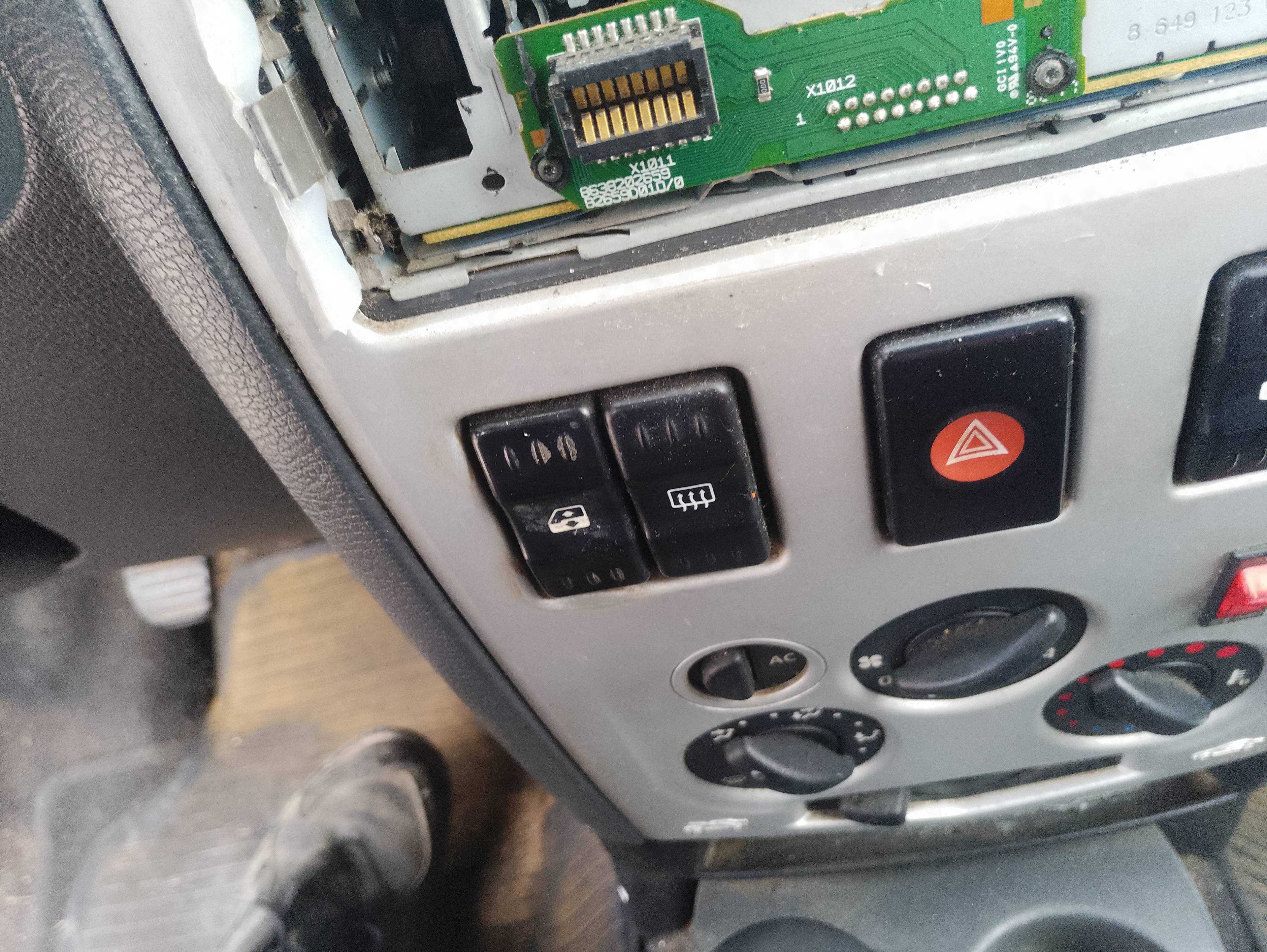 Recambio de mando elevalunas delantero izquierdo para dacia logan 1.5 dci diesel cat referencia OEM IAM   