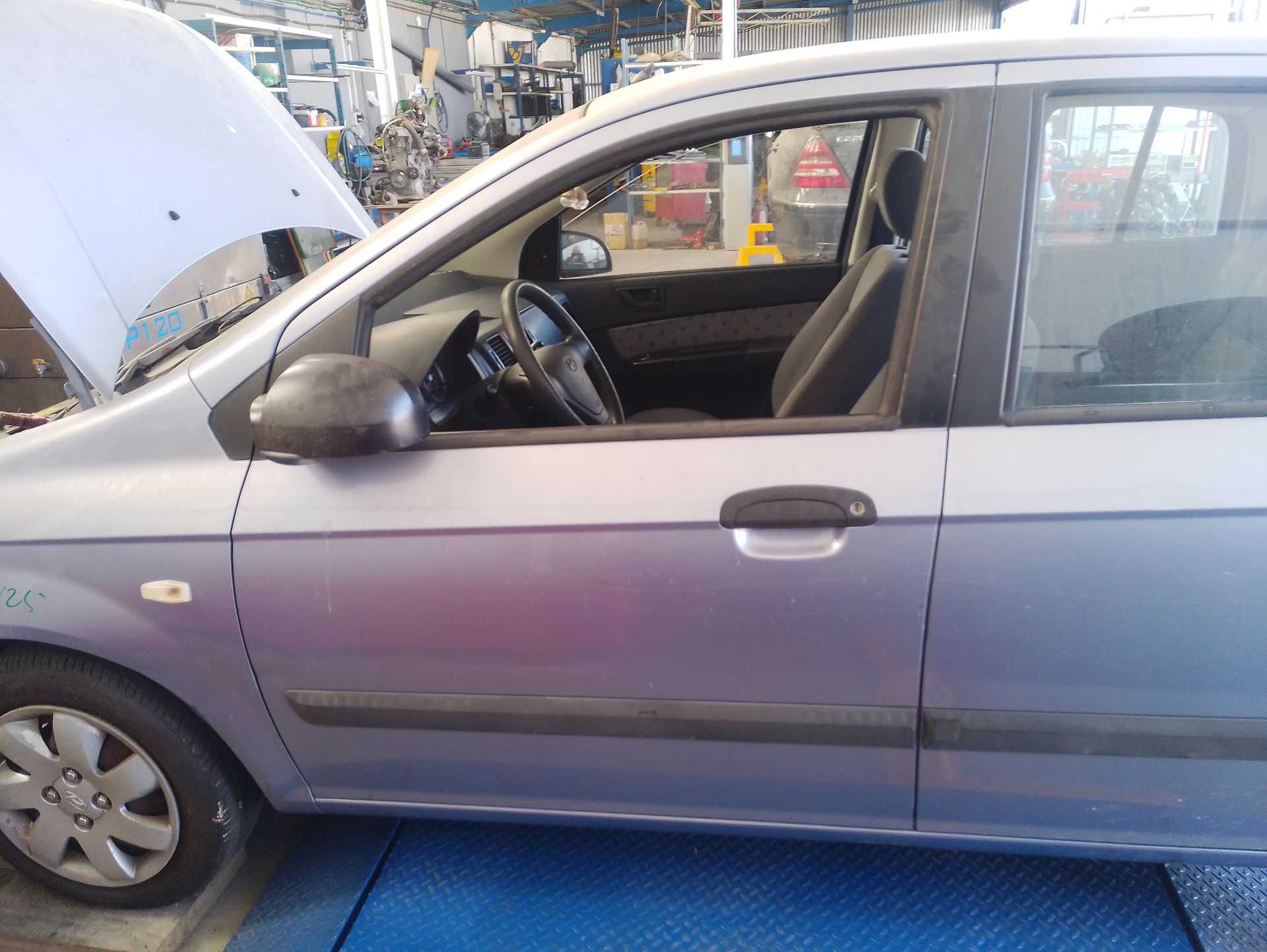 Recambio de puerta delantera izquierda para hyundai getz (tb) 1.1 referencia OEM IAM 760031C020  
