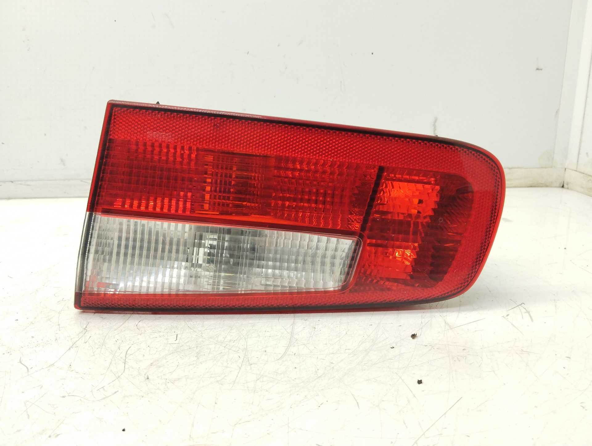 Recambio de piloto porton trasero derecho para renault laguna ii (bg0) authentique referencia OEM IAM 8200002476  