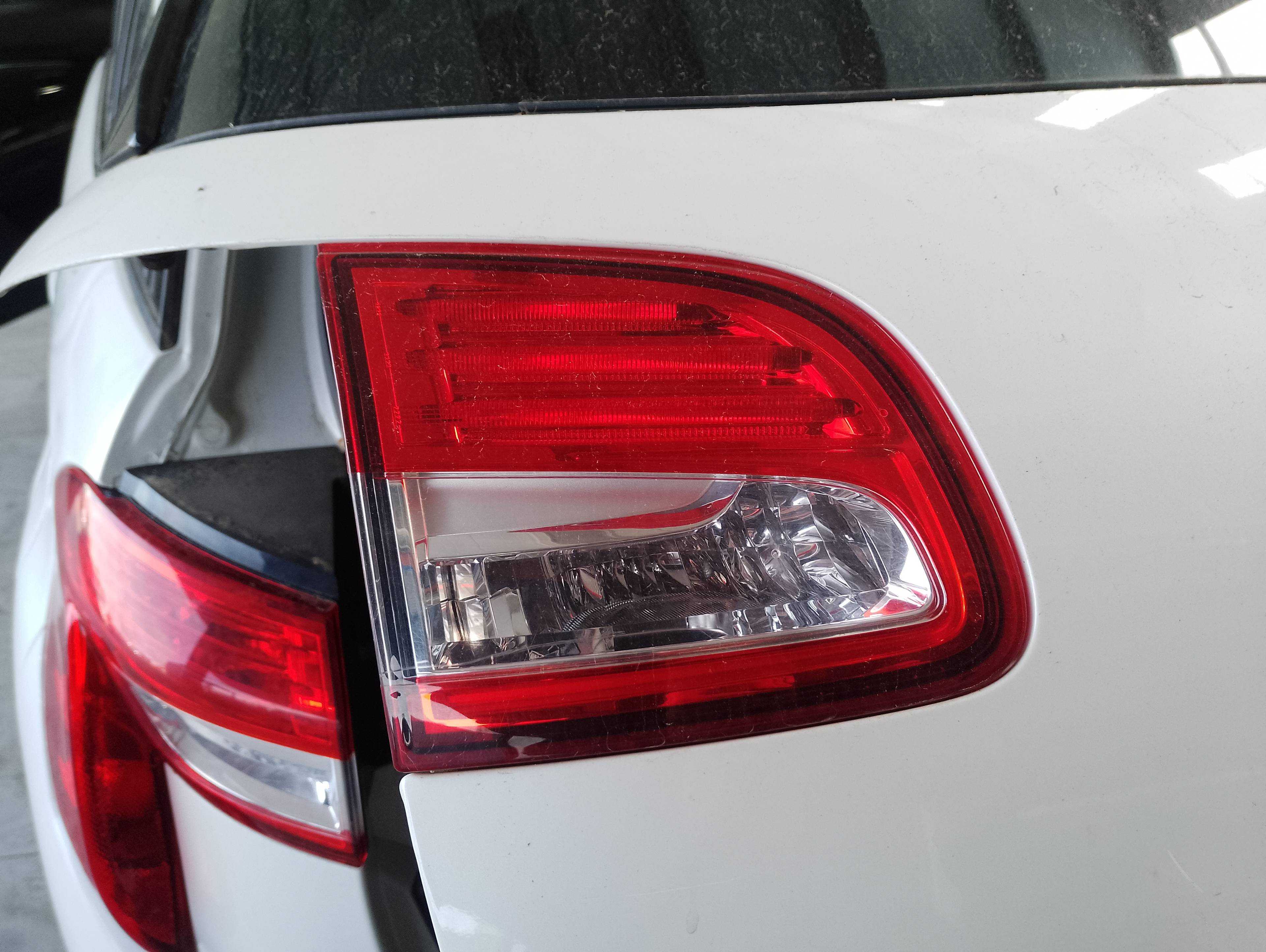 Recambio de piloto porton trasero izquierdo para citroën c4 aircross attraction referencia OEM IAM   