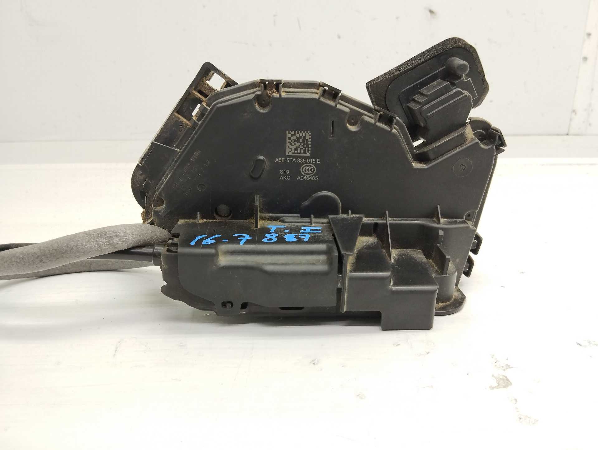 Recambio de cerradura puerta trasera izquierda para volkswagen golf vii lim. 2.0 tsi referencia OEM IAM 5TA839015E A046465 