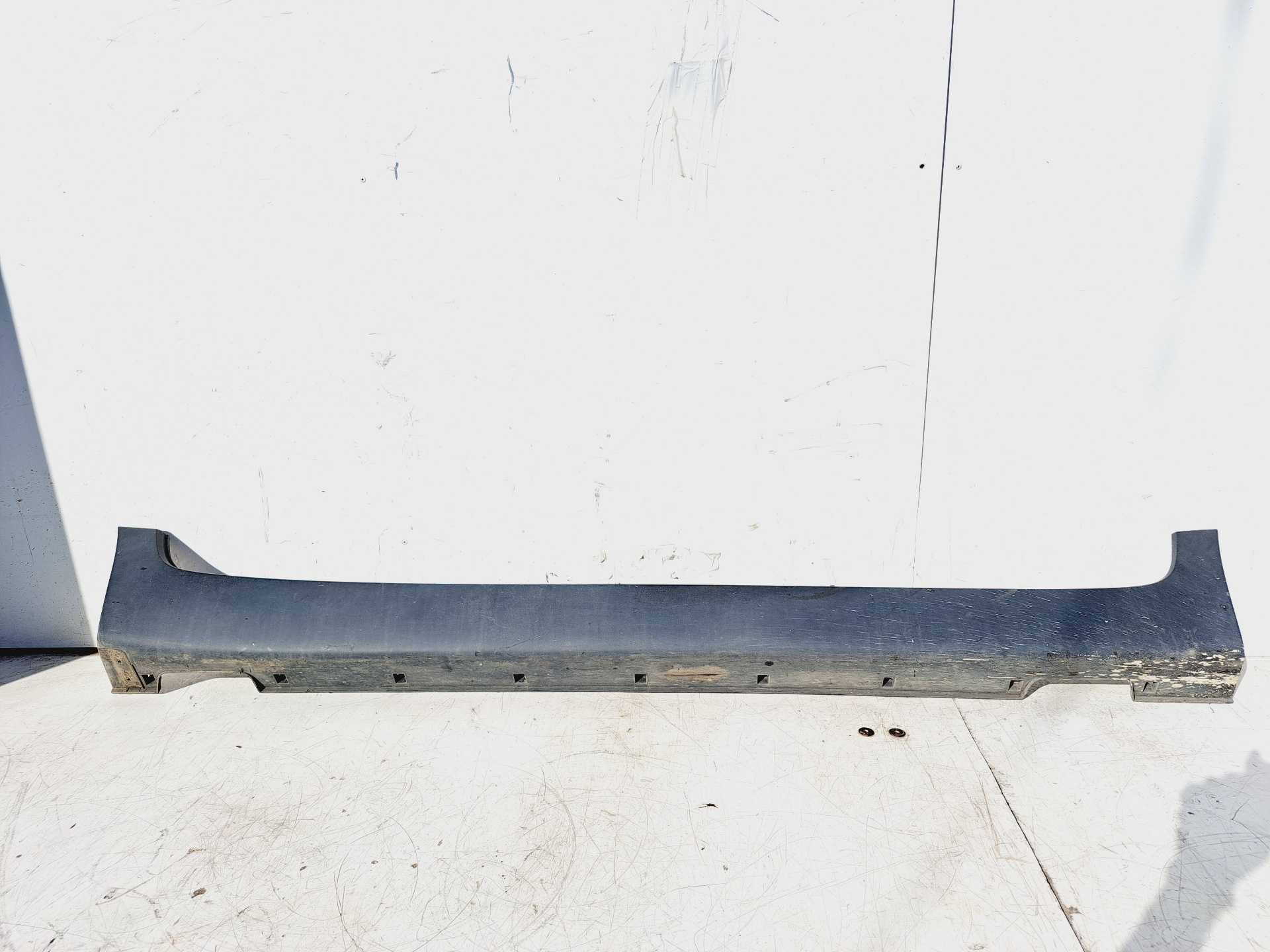 Recambio de faldon lateral para kia sportage concept 4x2 referencia OEM IAM 877523U000  