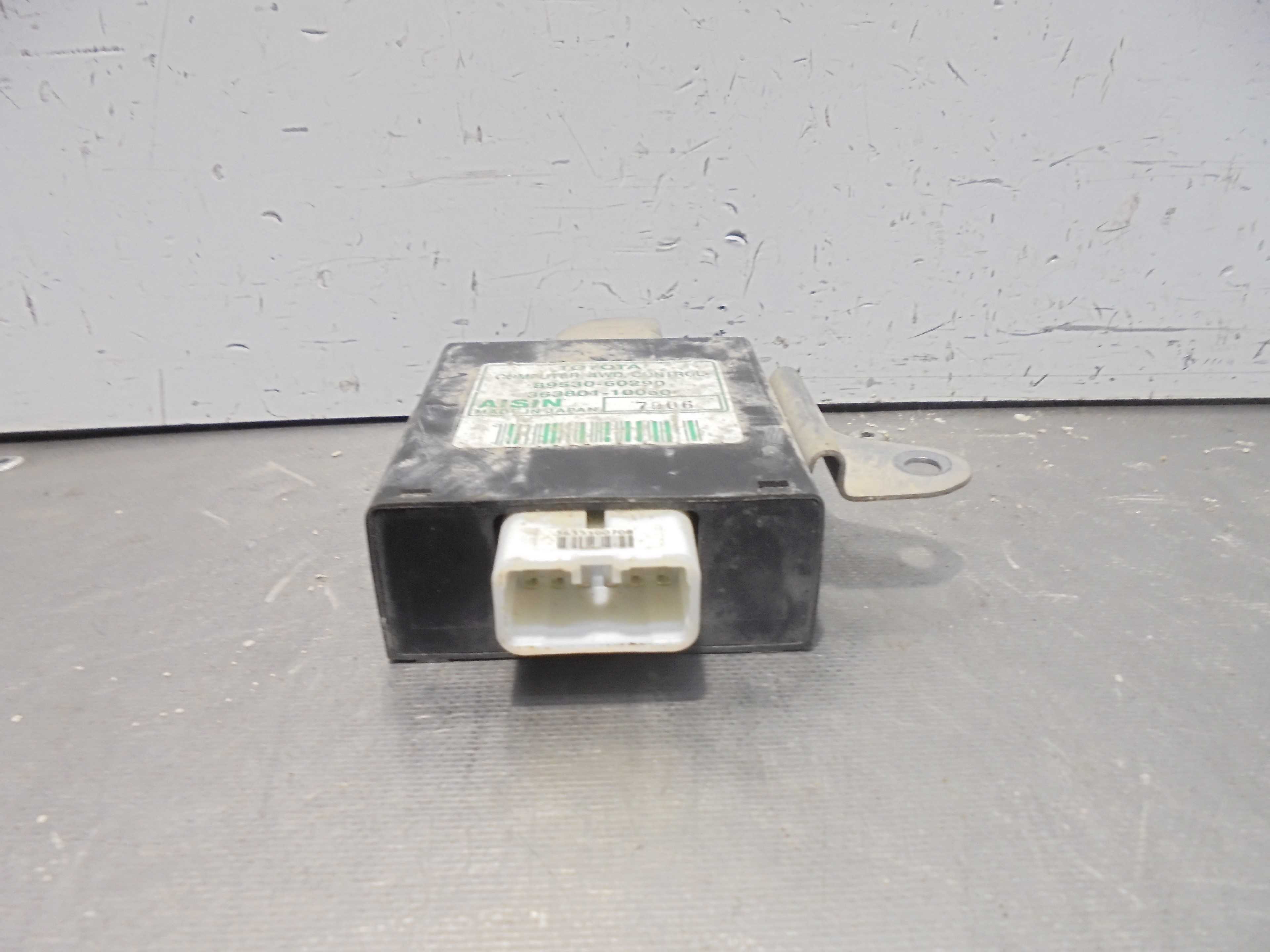 Recambio de centralita transmision 4x4 para toyota land cruiser (j12) 3.0 turbodiesel referencia OEM IAM 8953060290  