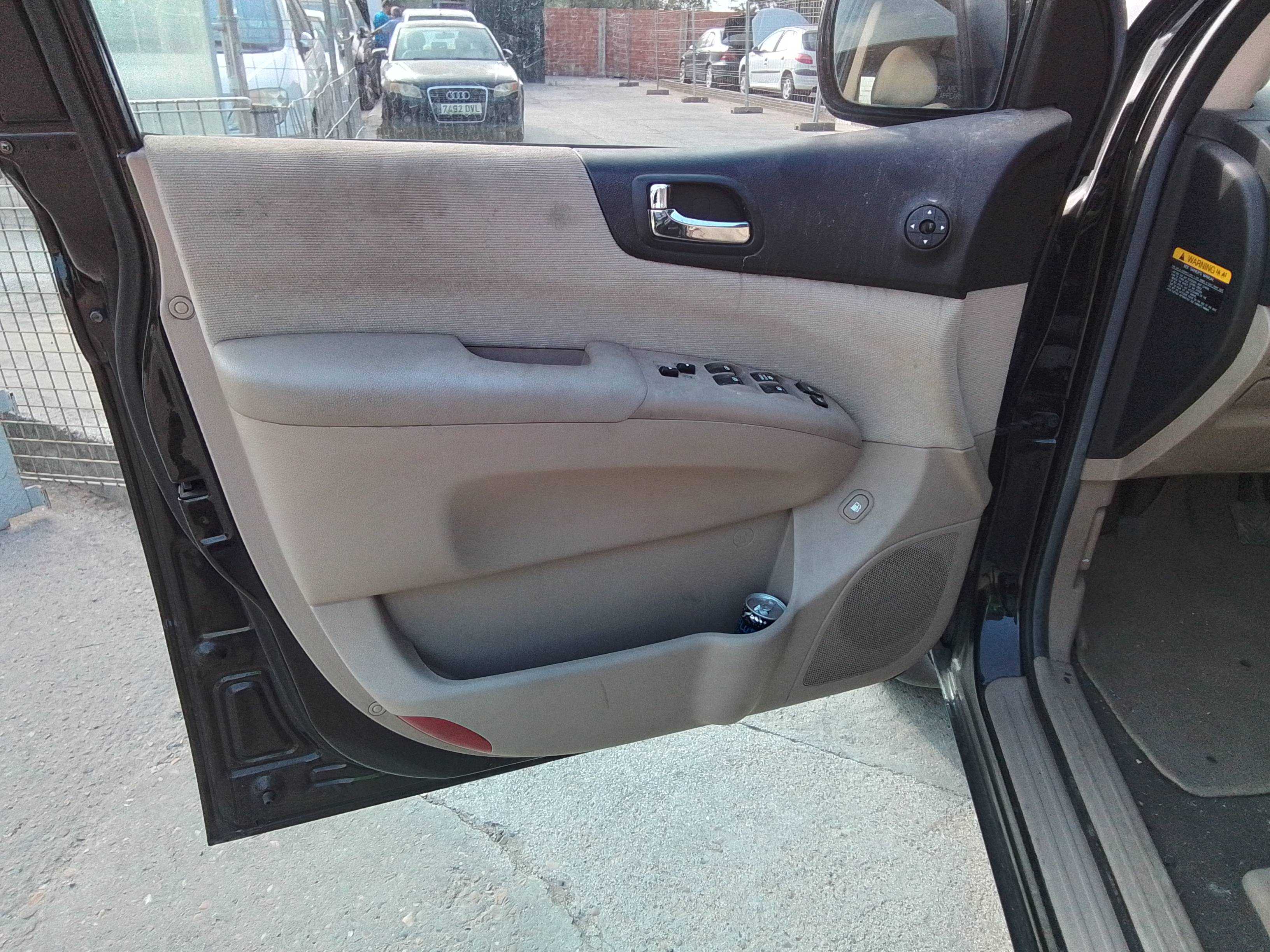 Recambio de guarnecido puerta delantera izquierda para kia carnival 2.9 crdi vgt active referencia OEM IAM   