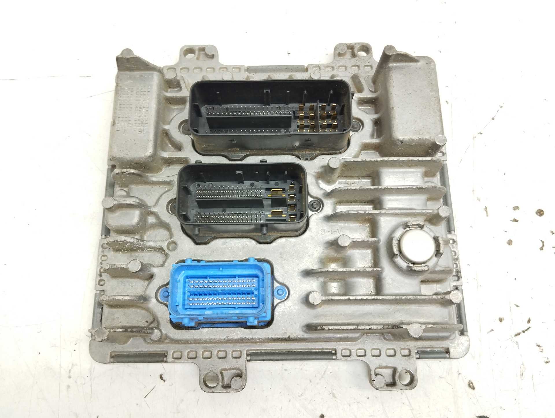 Recambio de centralita motor uce para opel insignia berlina selective referencia OEM IAM 55502472 395357783 CONTINENTAL