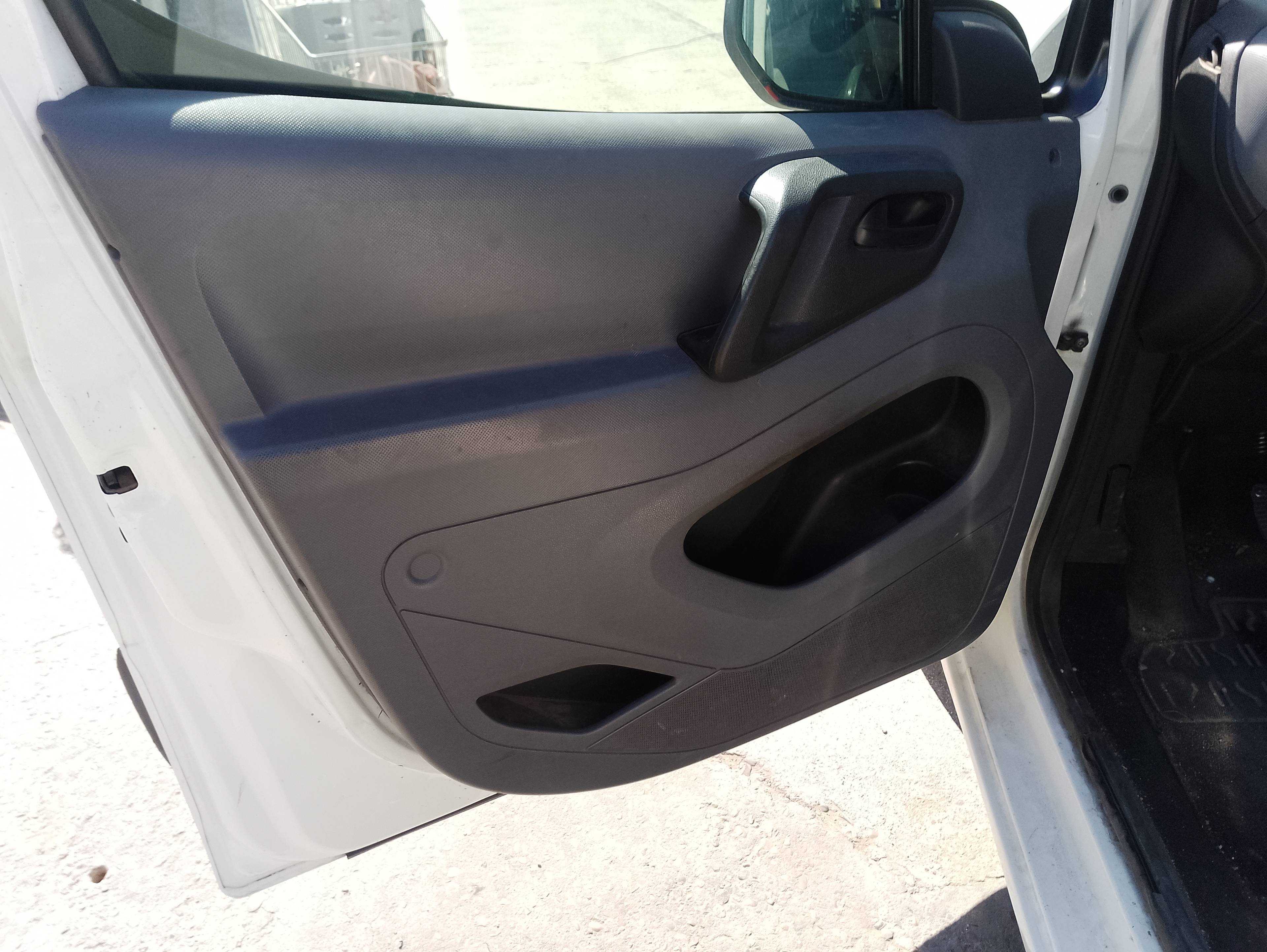 Recambio de guarnecido puerta delantera izquierda para peugeot partner kasten confort l1 referencia OEM IAM   