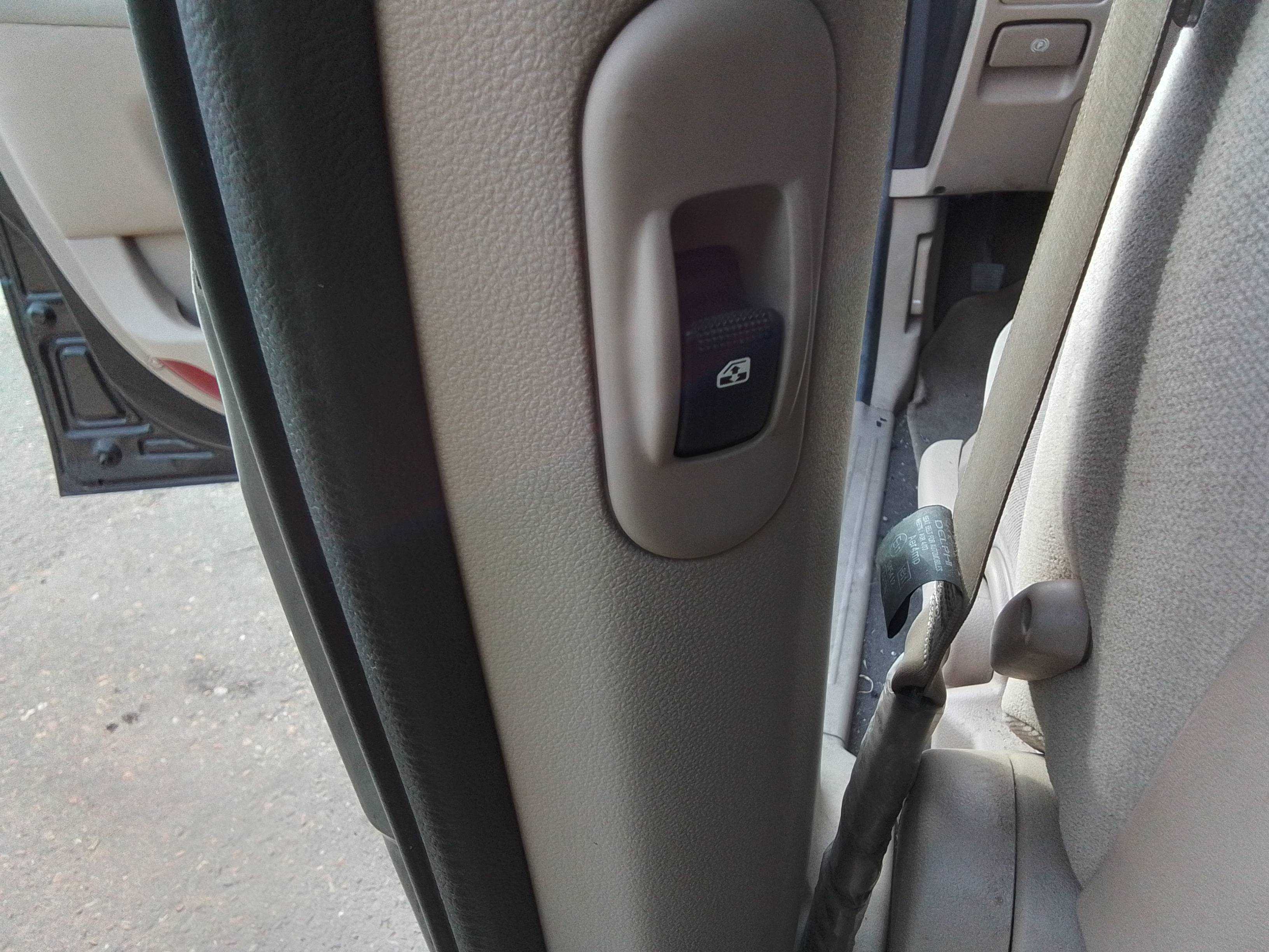 Recambio de mando elevalunas trasero izquierdo para kia carnival 2.9 crdi vgt active referencia OEM IAM   