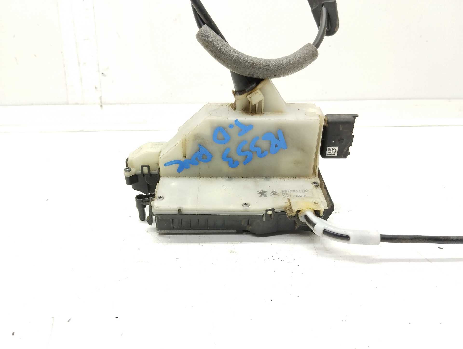 Recambio de cerradura puerta trasera derecha para peugeot 208 1.2 12v e-vti referencia OEM IAM 9812501180 40747192R 