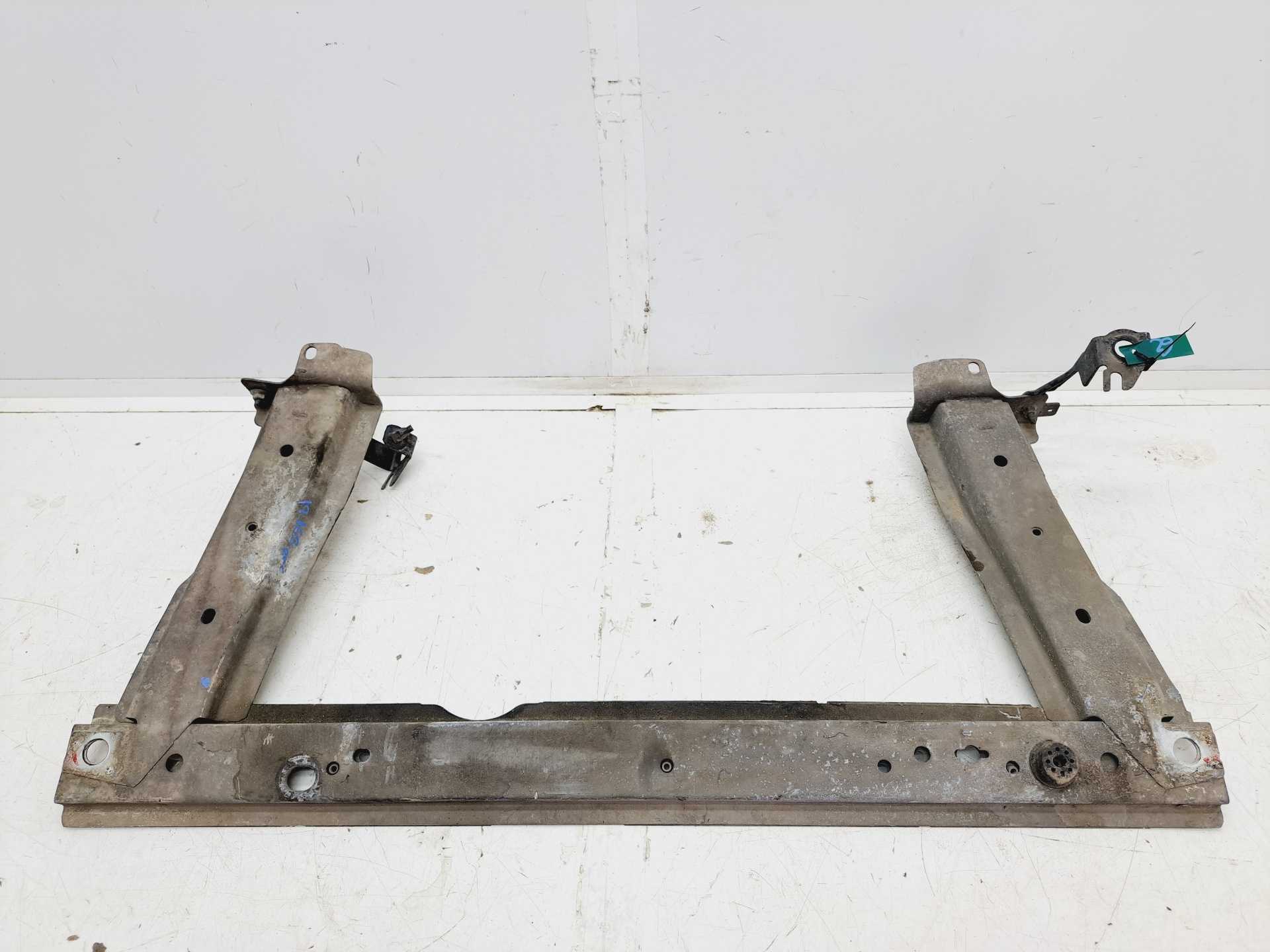 Recambio de travesaño inferior para renault megane ii berlina 5p authentique referencia OEM IAM  8200761565 