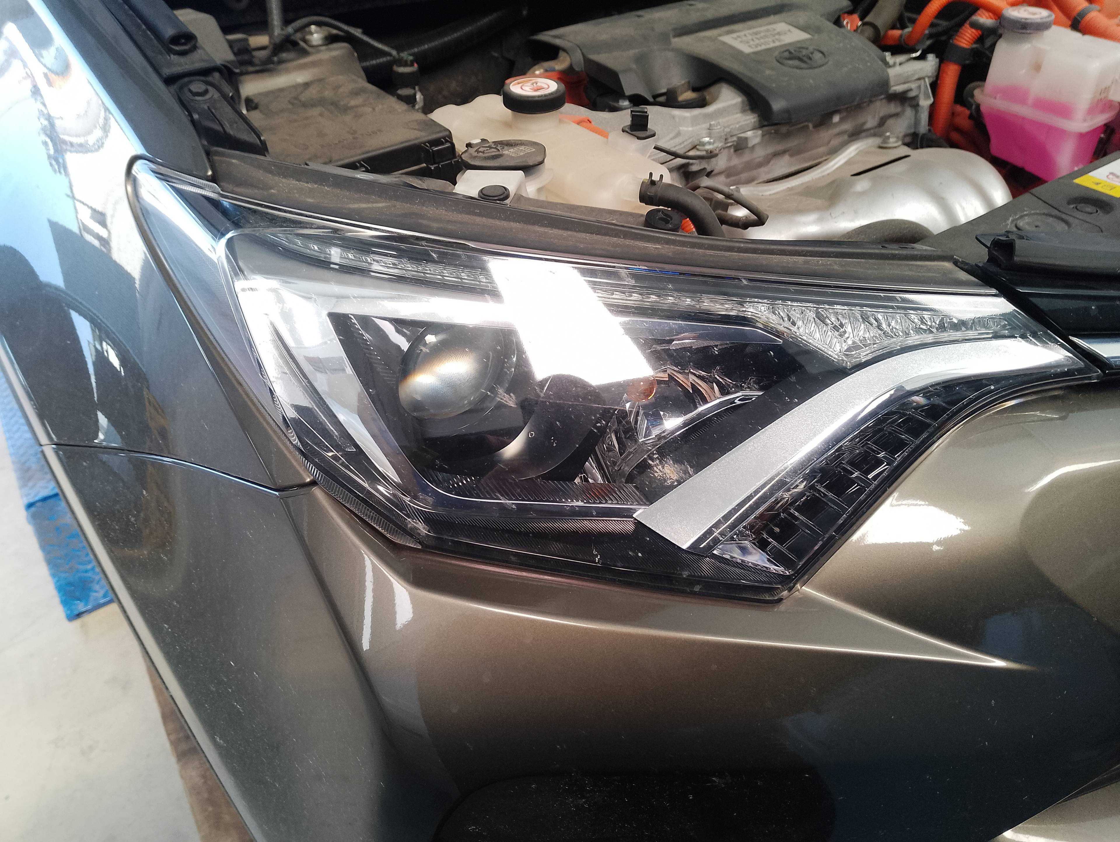 Recambio de faro derecho para toyota rav4 hybrid 4x2 black edition referencia OEM IAM   