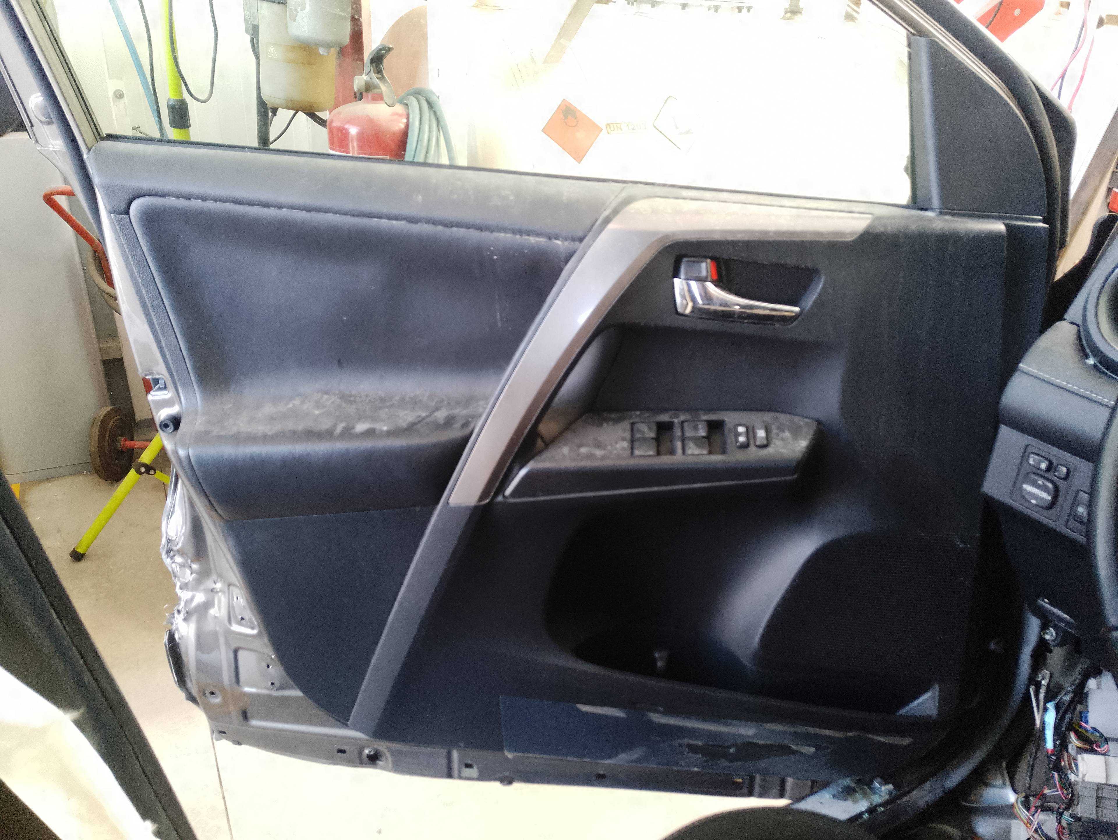 Recambio de guarnecido puerta delantera izquierda para toyota rav4 hybrid 4x2 black edition referencia OEM IAM   