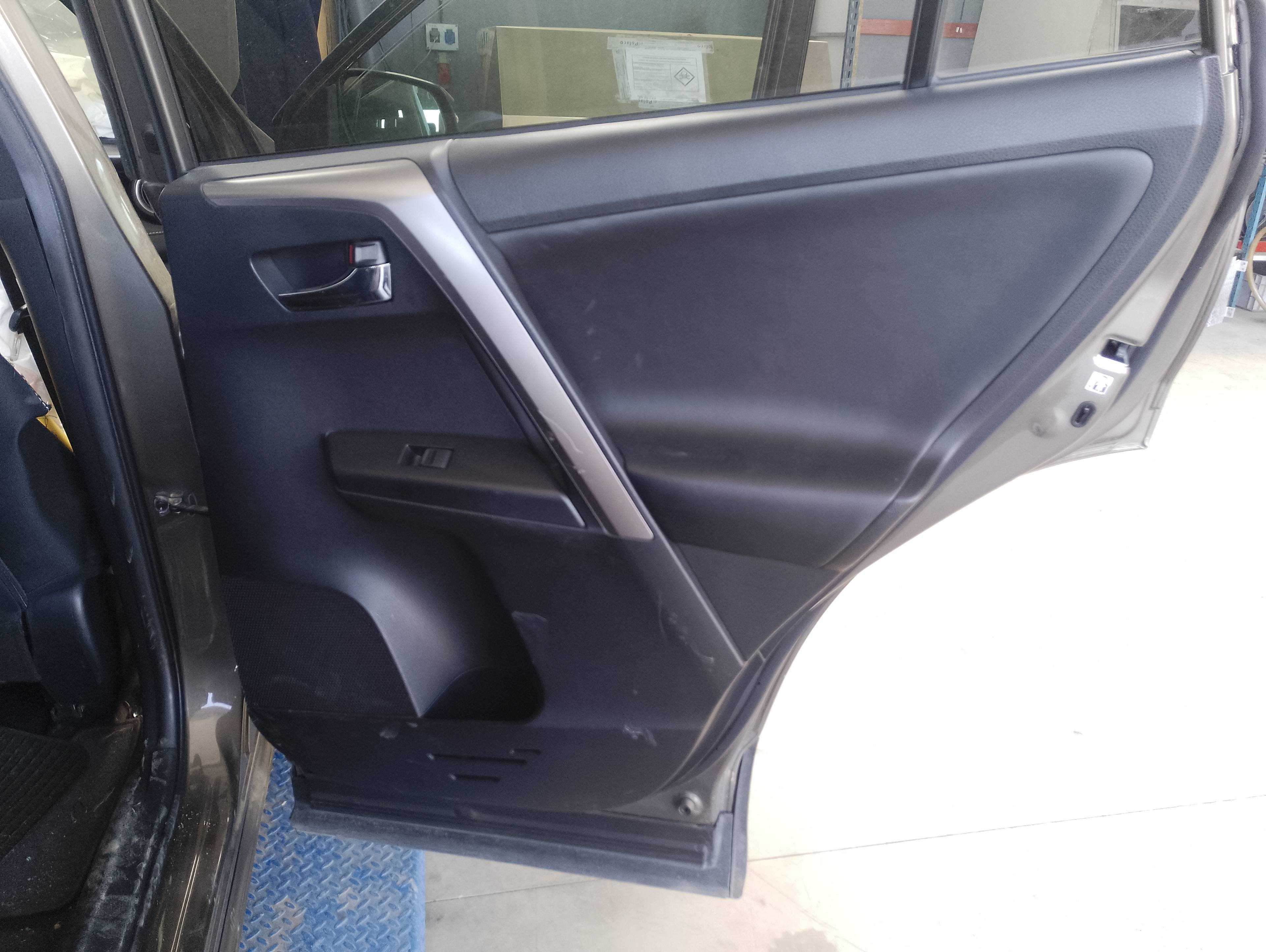 Recambio de guarnecido puerta trasera derecha para toyota rav4 hybrid 4x2 black edition referencia OEM IAM   