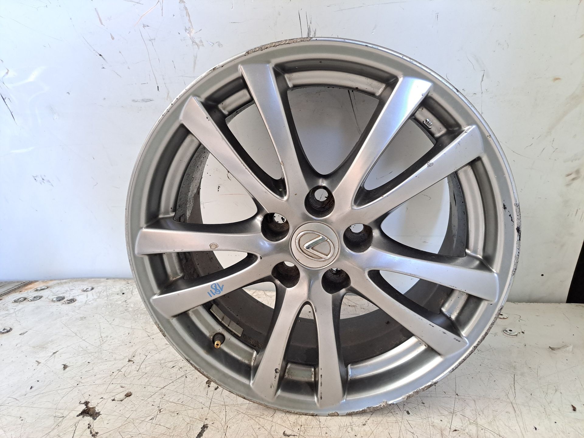 Recambio de llanta para lexus is200 (ds2/is2) 220d referencia OEM IAM r18  