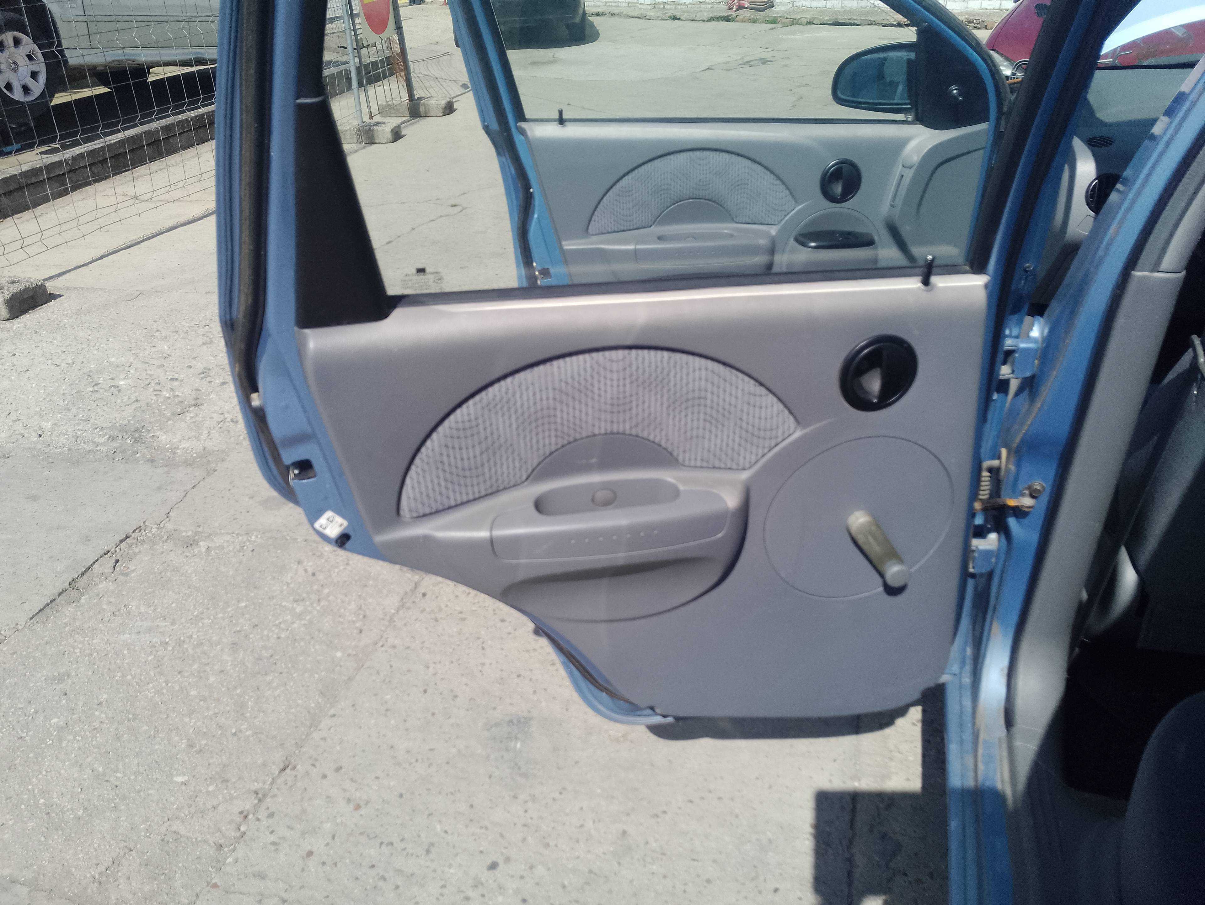 Recambio de guarnecido puerta trasera izquierda para daewoo kalos 1.4 se referencia OEM IAM   