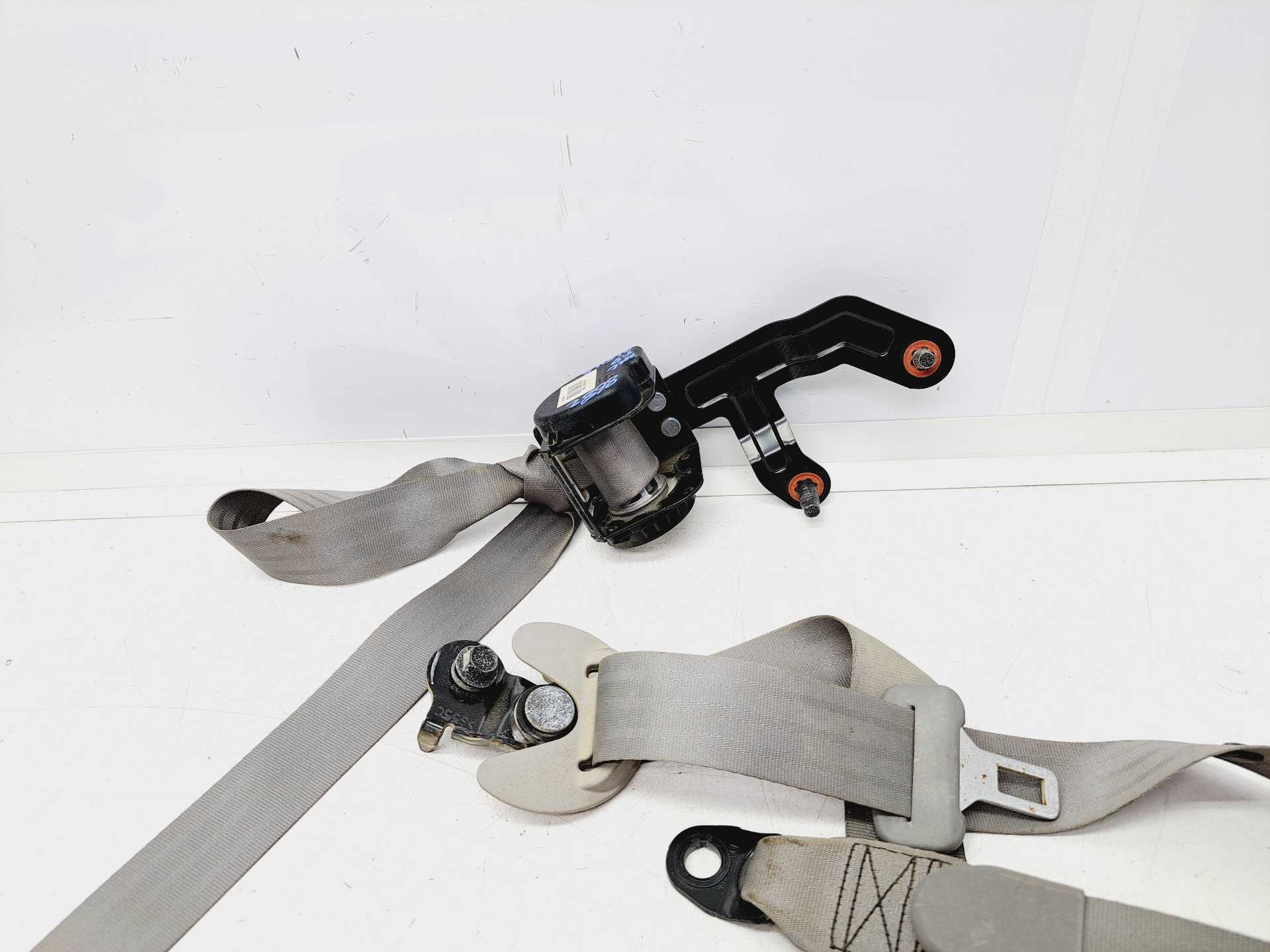 Recambio de cinturon seguridad 3ª fila derecho para kia carnival 2.9 crdi vgt active referencia OEM IAM 898204D130  