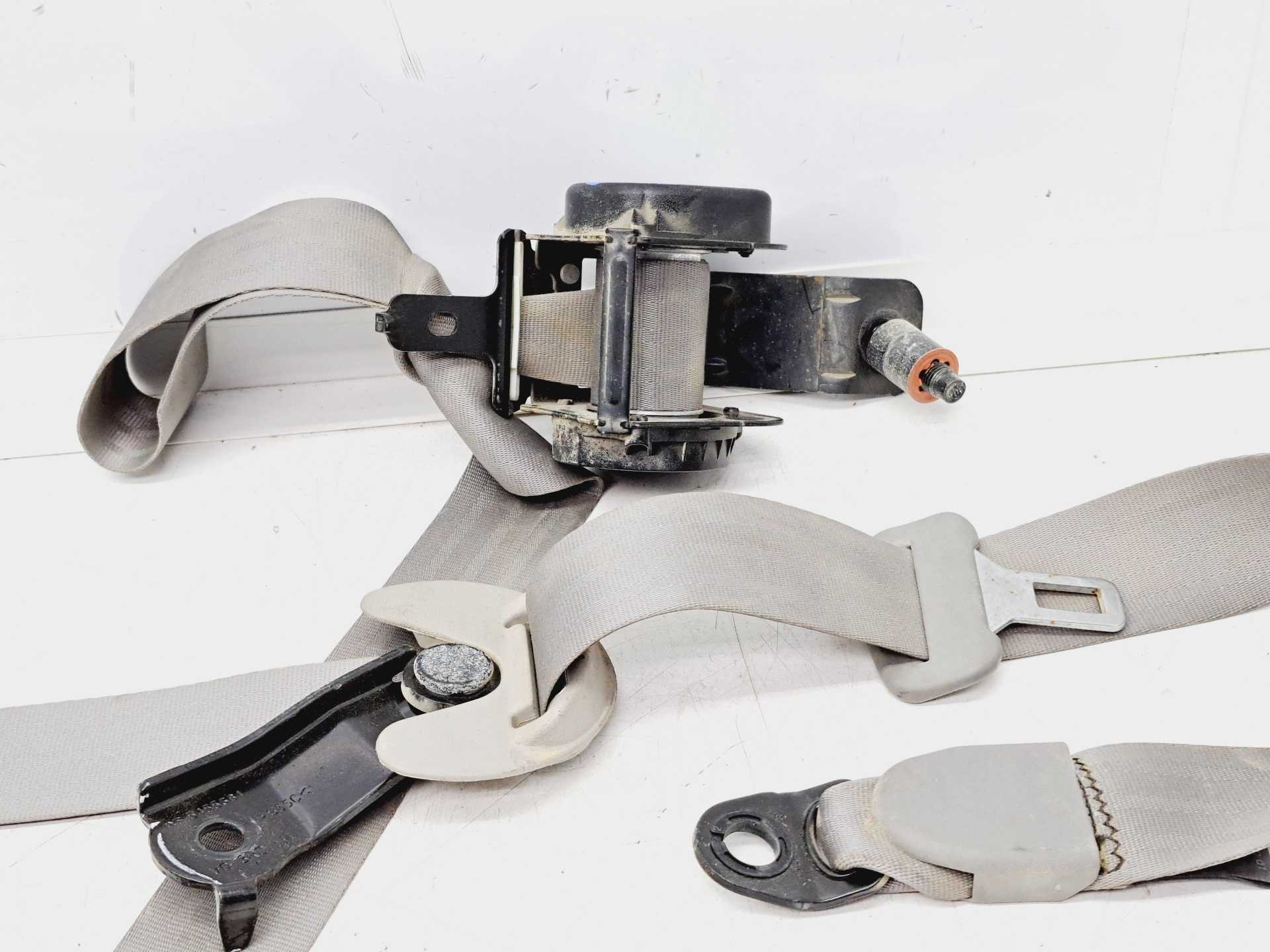 Recambio de cinturon seguridad 3ª fila izquierdo para kia carnival 2.9 crdi vgt active referencia OEM IAM 898104D130  