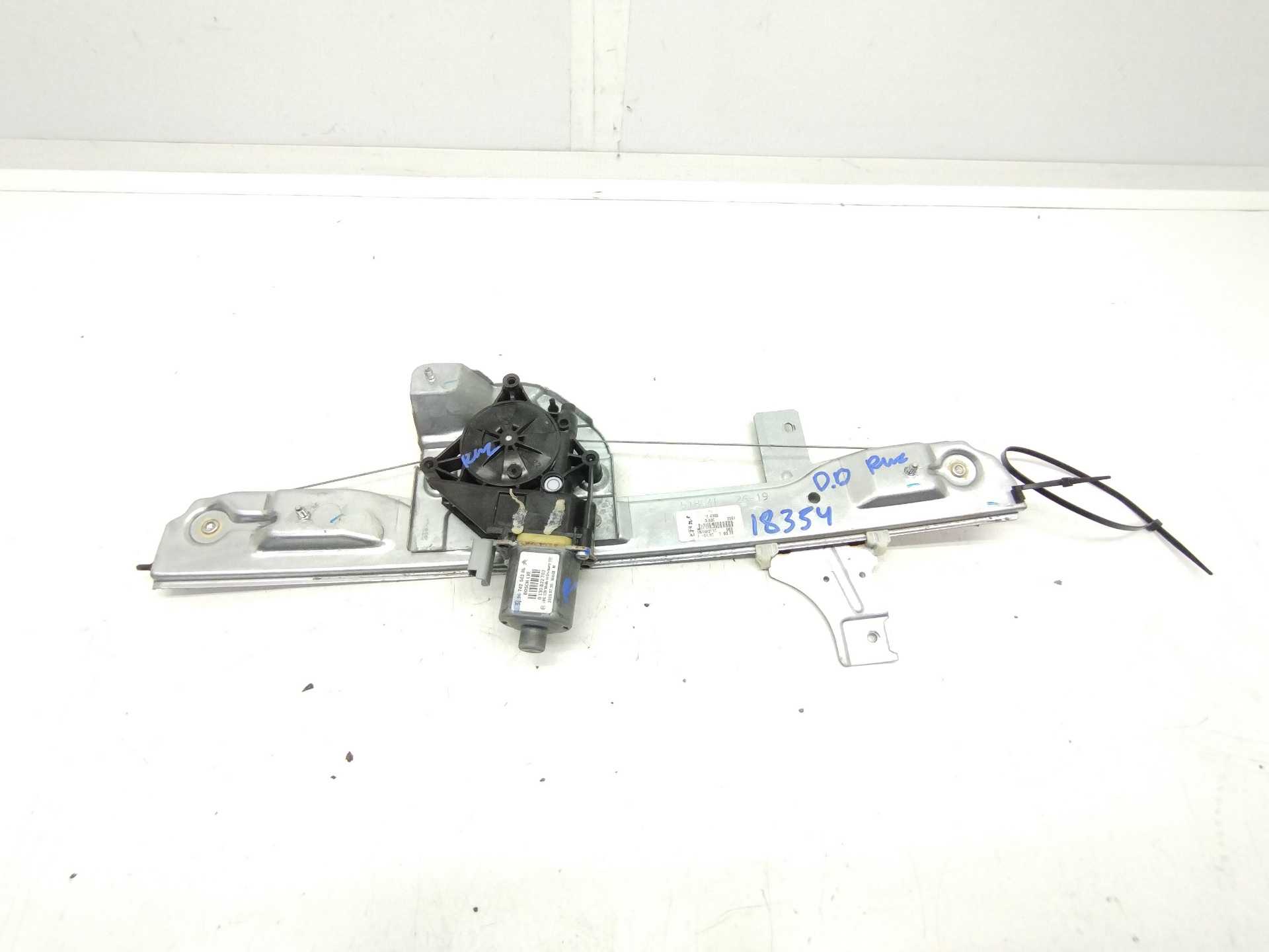 Recambio de elevalunas delantero derecho para peugeot 208 1.2 12v e-vti referencia OEM IAM 9674254380 0130822702 BOSCH