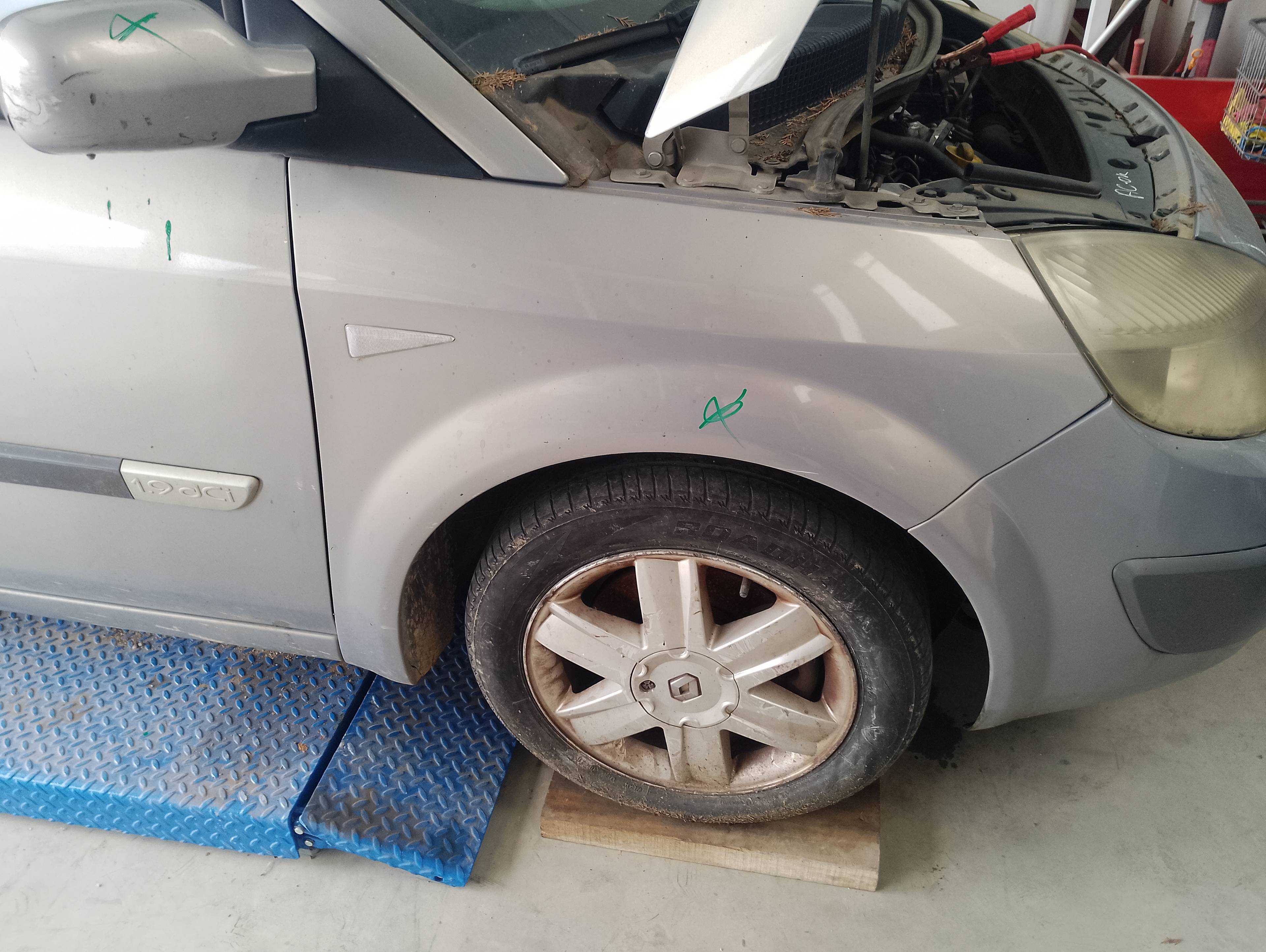 Recambio de aleta delantera derecha para renault scenic ii confort authentique referencia OEM IAM   