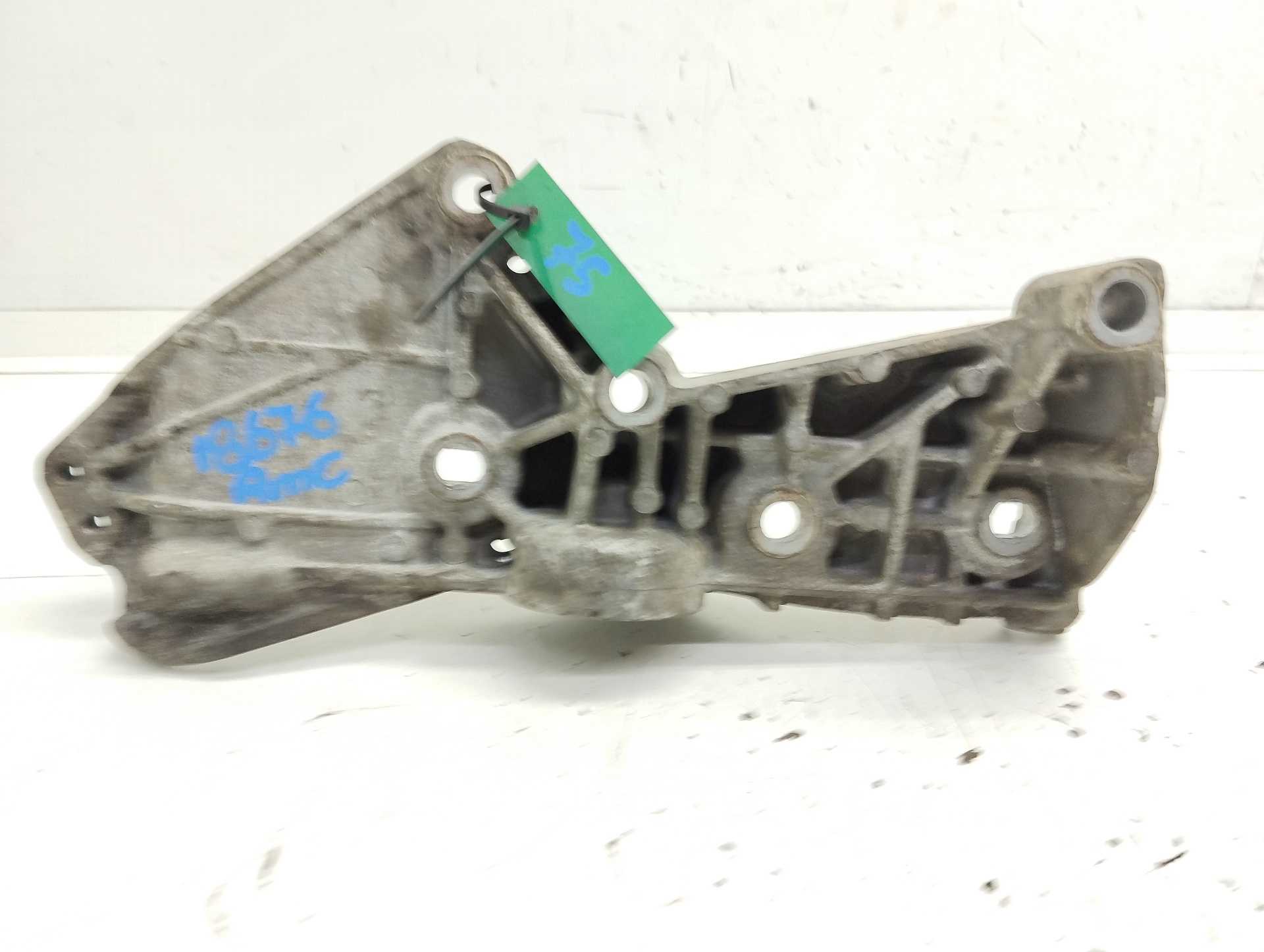 Recambio de soporte alternador para dacia lodgy 1.5 dci diesel fap cat referencia OEM IAM 8200669494  