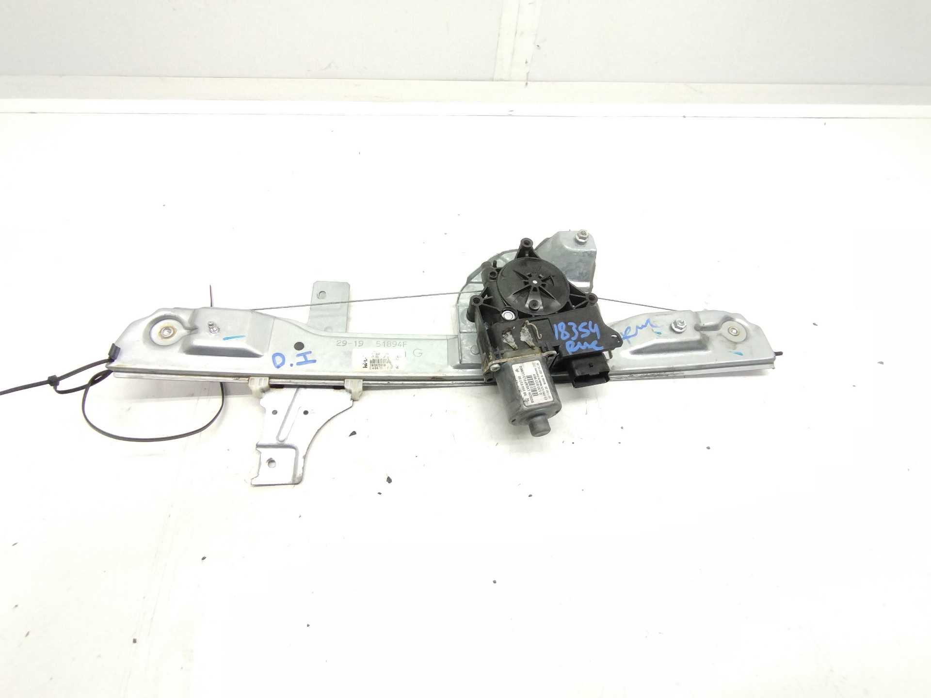 Recambio de elevalunas delantero izquierdo para peugeot 208 1.2 12v e-vti referencia OEM IAM 9816401780 0130822969 BOSCH