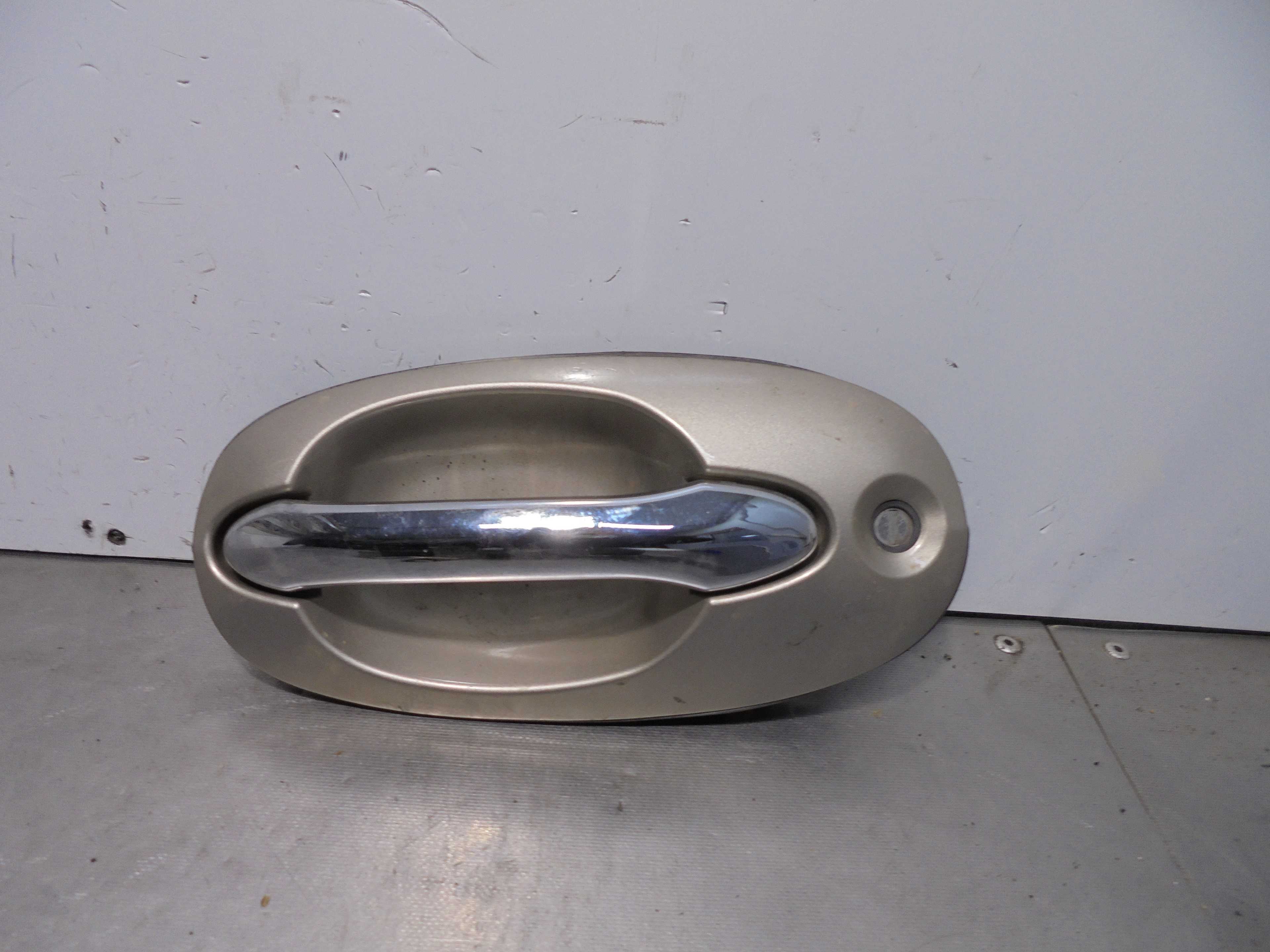 Recambio de maneta exterior delantera derecha para kia carnival ii 2.9 cdri ex referencia OEM IAM K53A58410  