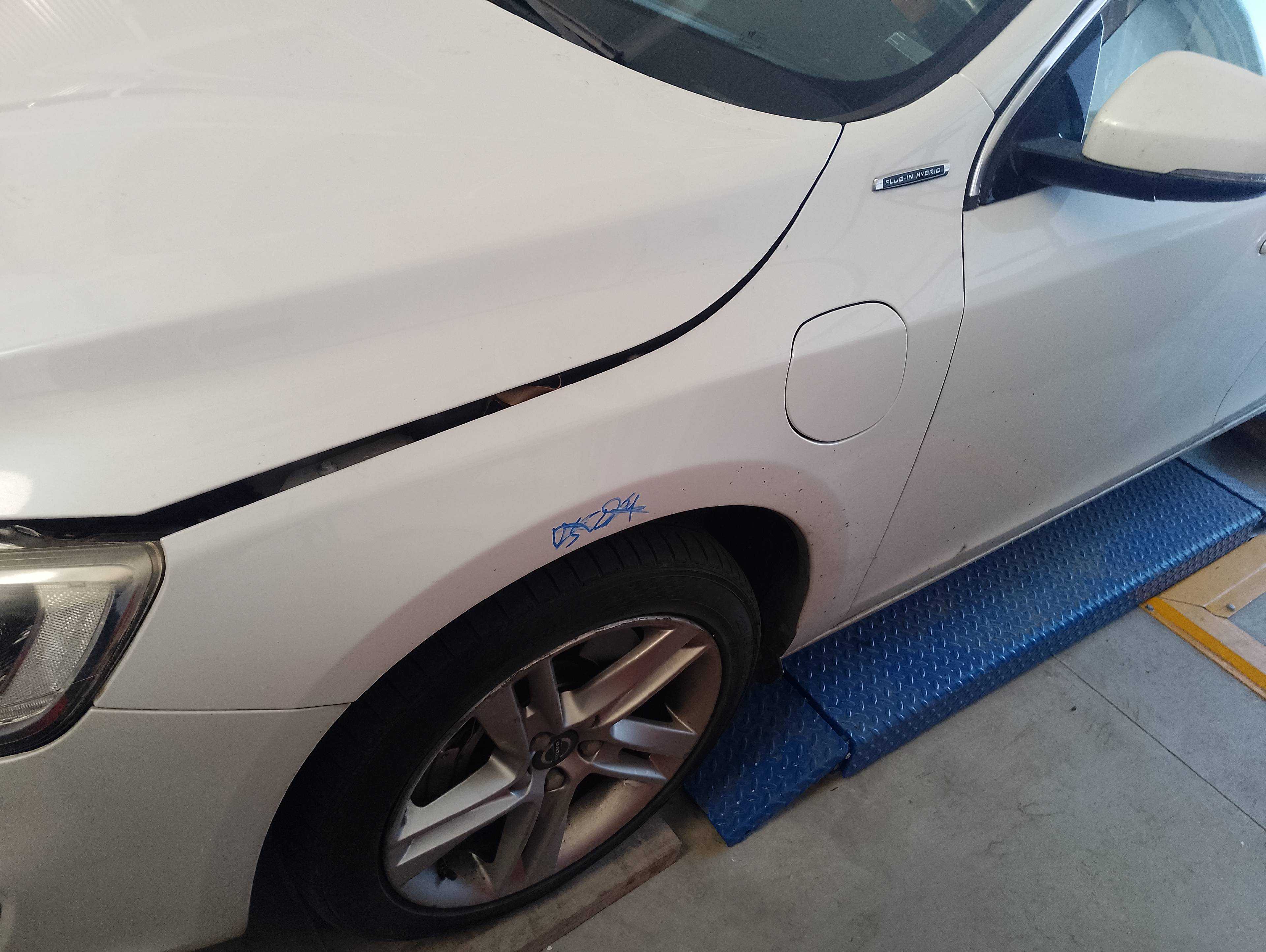 Recambio de aleta delantera izquierda para volvo v60 kombi plug-in hybrid awd referencia OEM IAM   