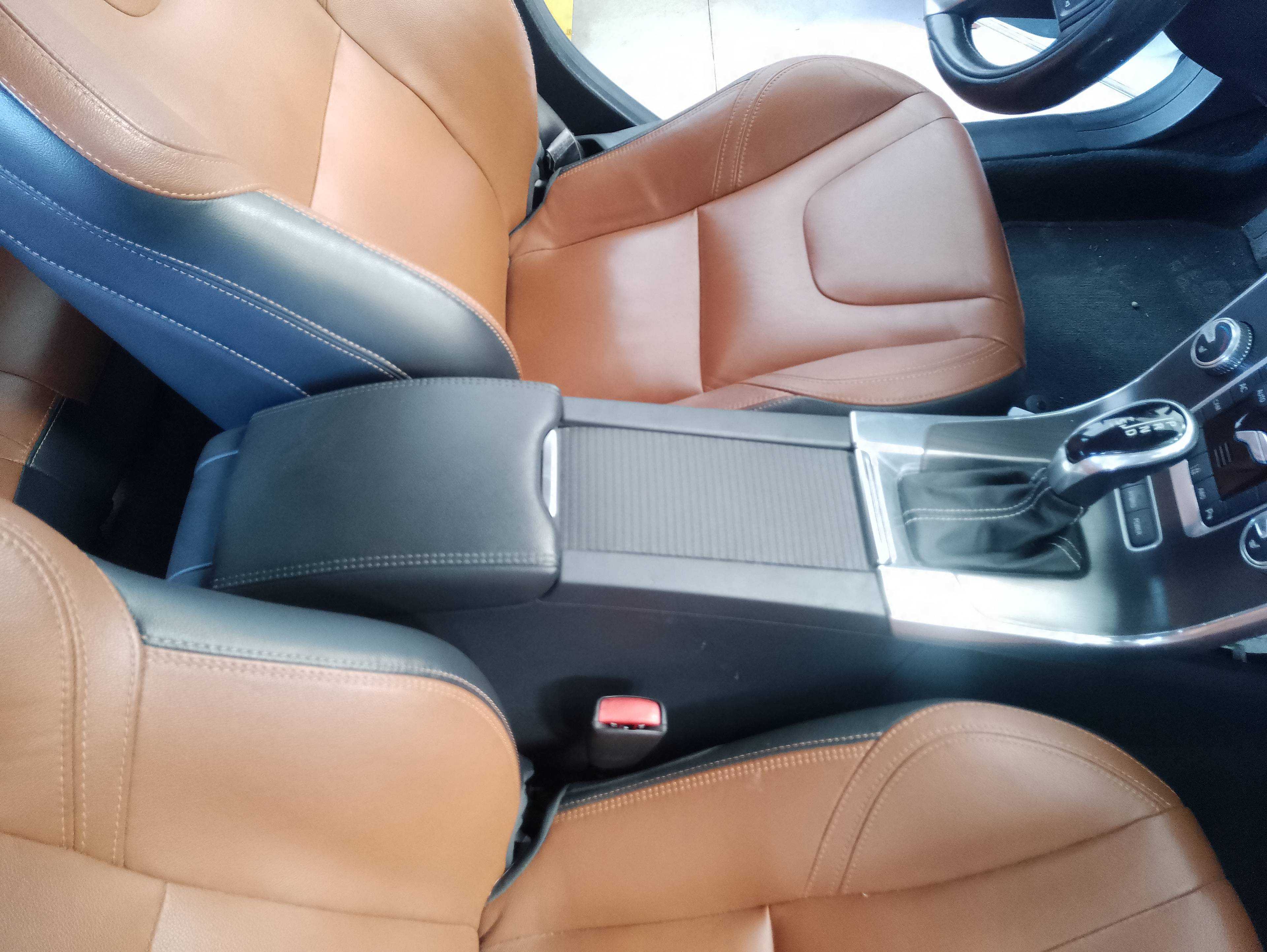 Recambio de apoyabrazos central para volvo v60 kombi plug-in hybrid awd referencia OEM IAM   