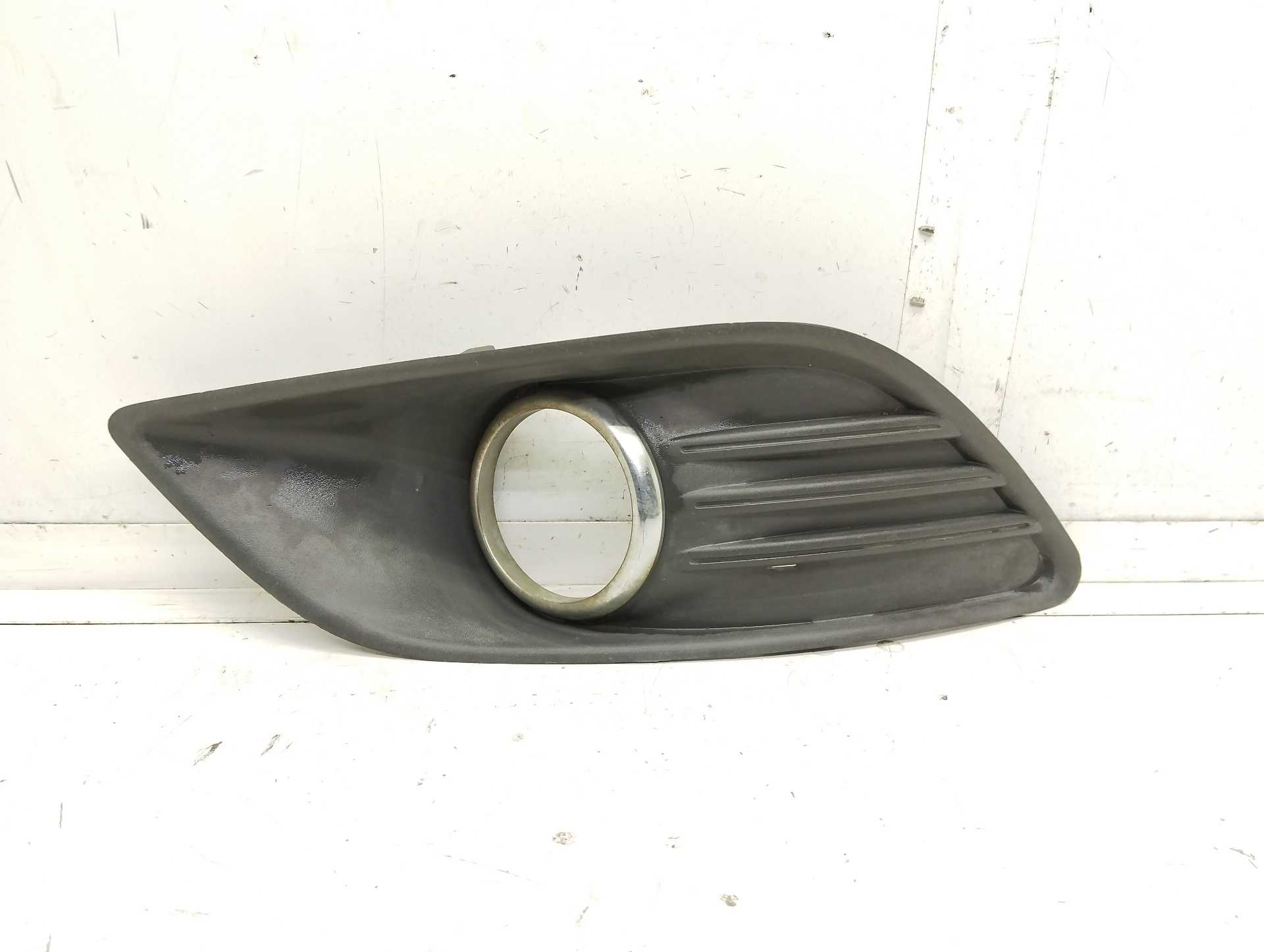Recambio de moldura antiniebla derecha para ford focus turnier (cb4) trend referencia OEM IAM 8M5119953AE  