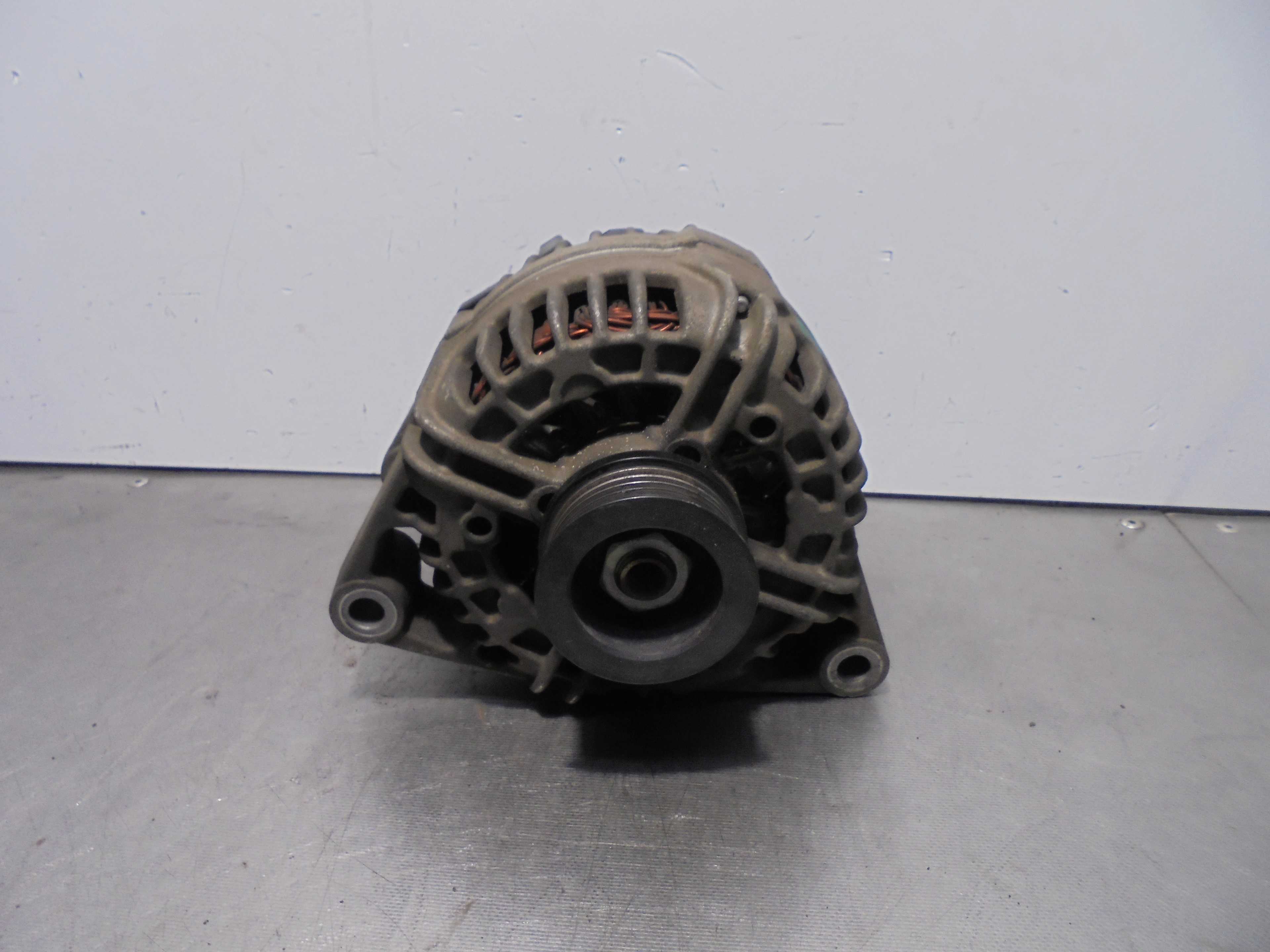 Recambio de alternador para opel astra h ber. edition referencia OEM IAM 55556069 BOSCH 