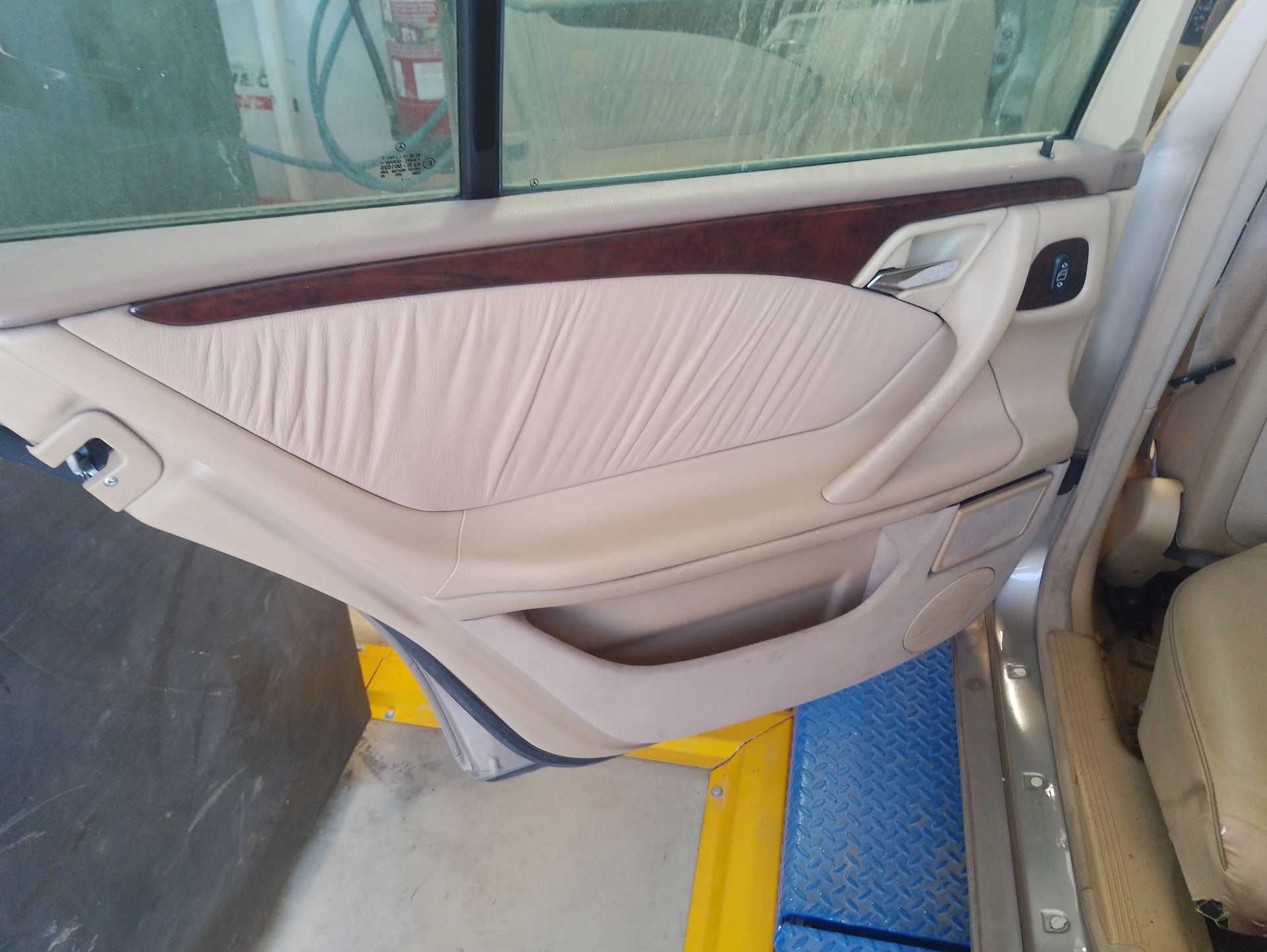 Recambio de guarnecido puerta trasera izquierda para mercedes-benz clase e (w210) e 240 (210.062) referencia OEM IAM   