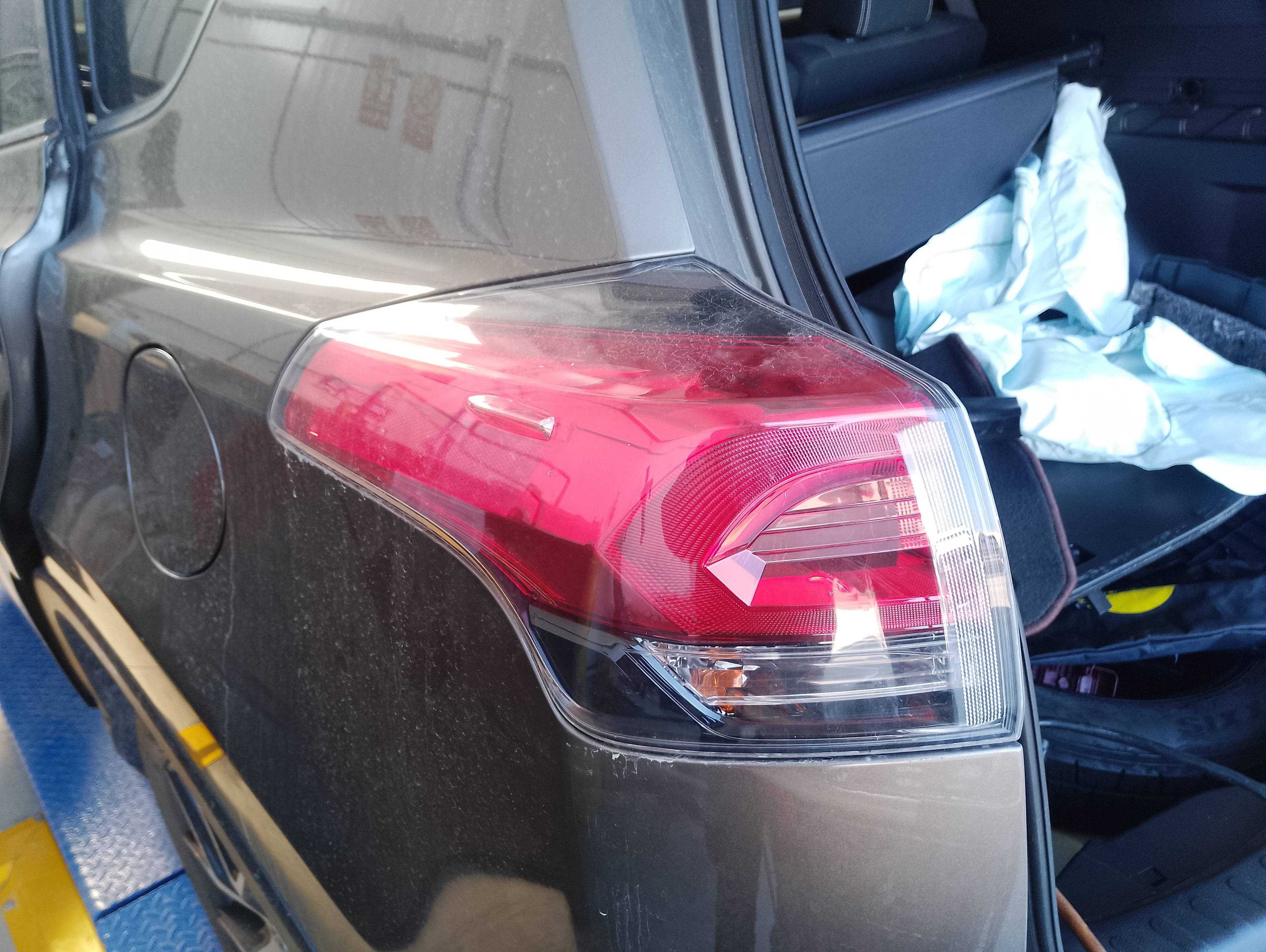 Recambio de piloto trasero izquierdo para toyota rav4 hybrid 4x2 black edition referencia OEM IAM   