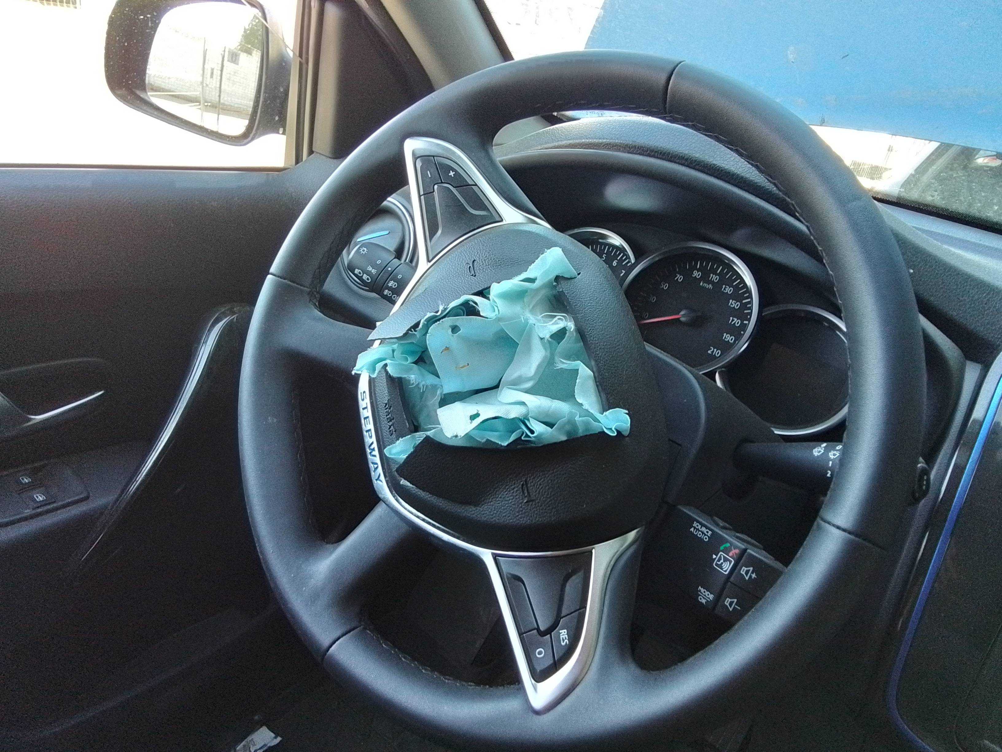 Recambio de volante para dacia sandero comfort referencia OEM IAM 484007478R  