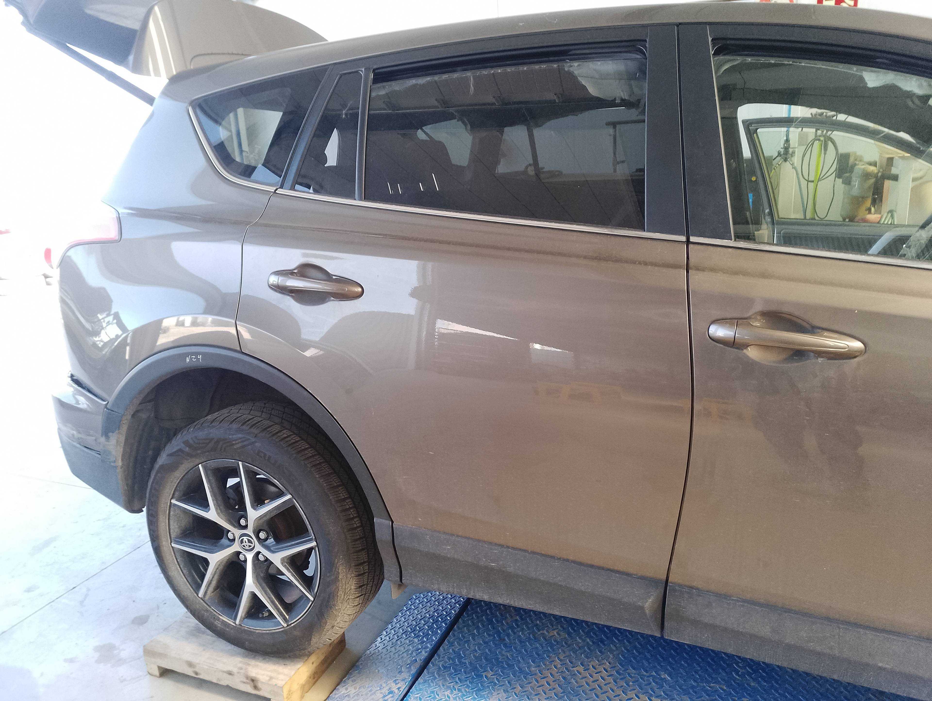 Recambio de puerta trasera derecha para toyota rav4 hybrid 4x2 black edition referencia OEM IAM   