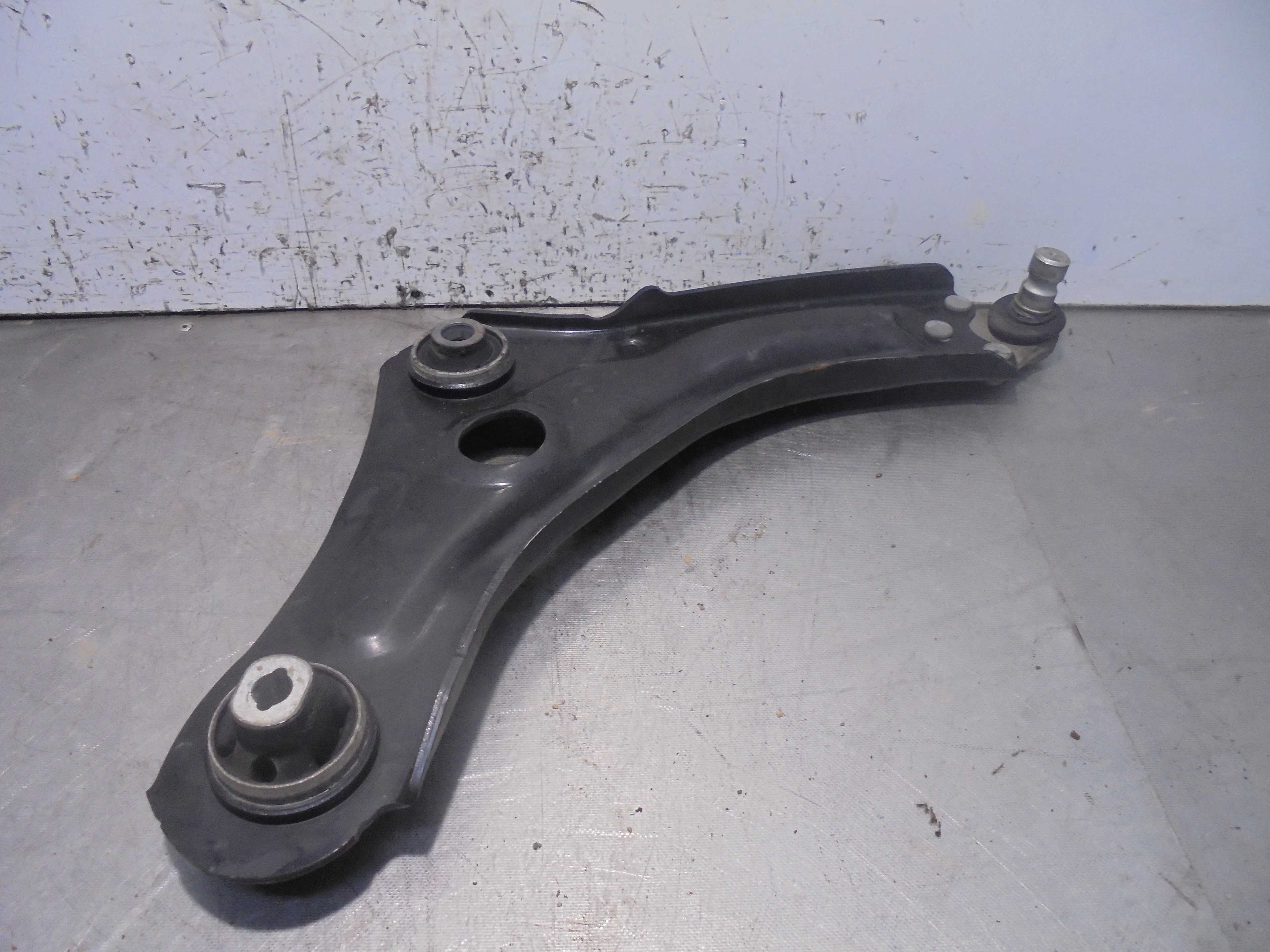 Recambio de brazo suspension inferior delantero derecho para renault megane iv berlina 5p bose-edition referencia OEM IAM 545045