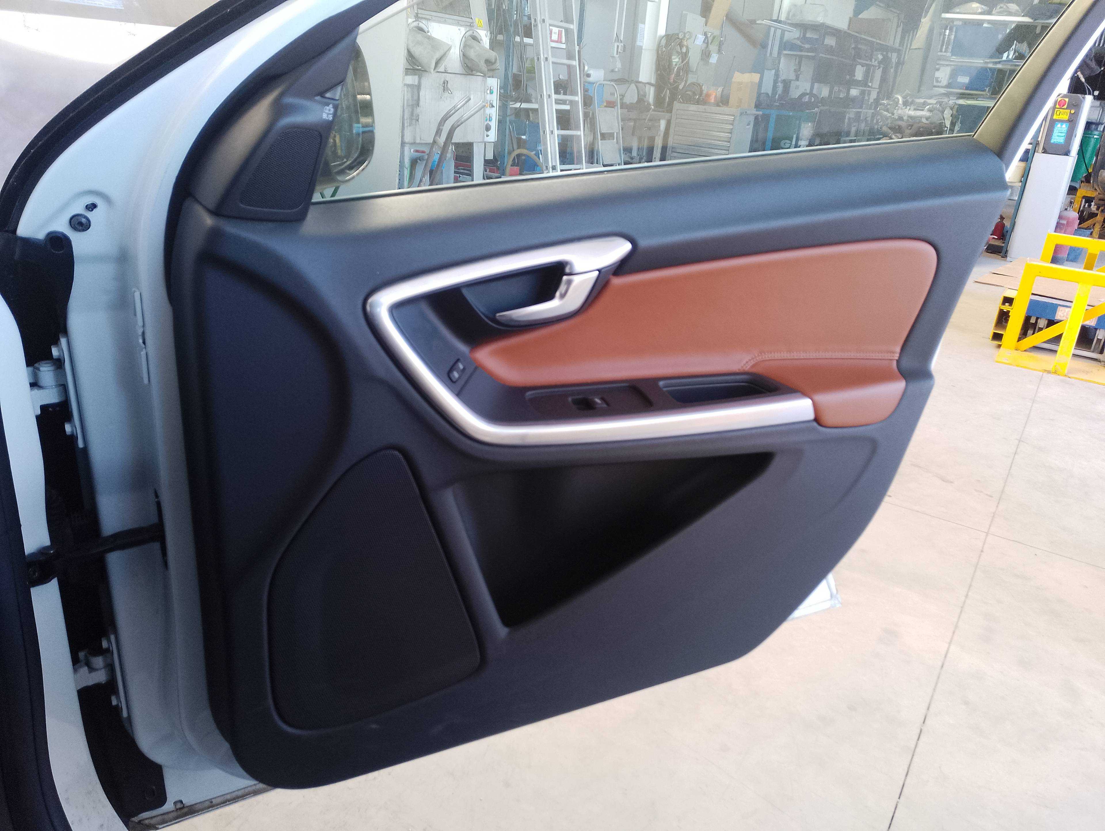 Recambio de guarnecido puerta delantera derecha para volvo v60 kombi plug-in hybrid awd referencia OEM IAM   