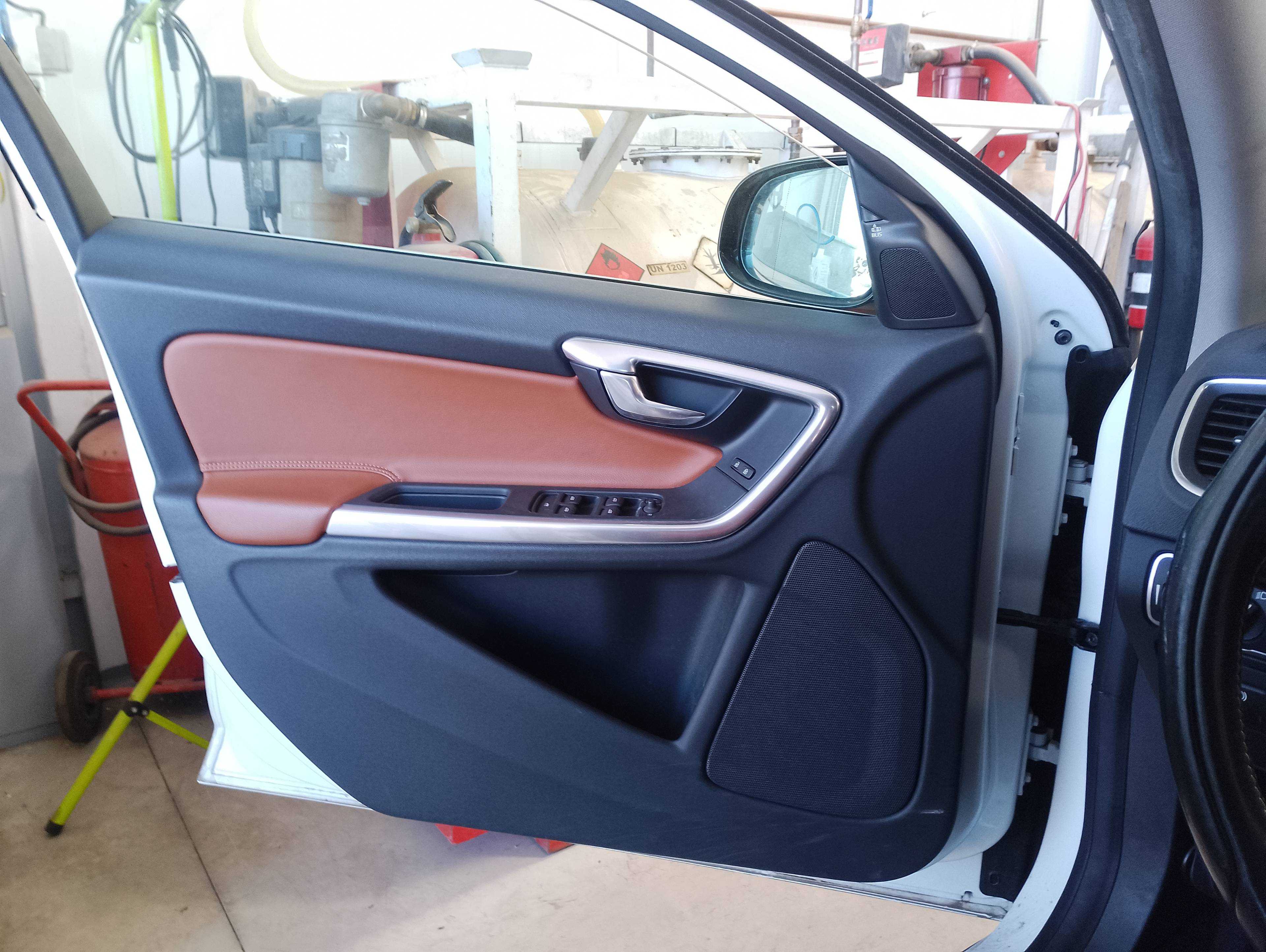 Recambio de guarnecido puerta delantera izquierda para volvo v60 kombi plug-in hybrid awd referencia OEM IAM   