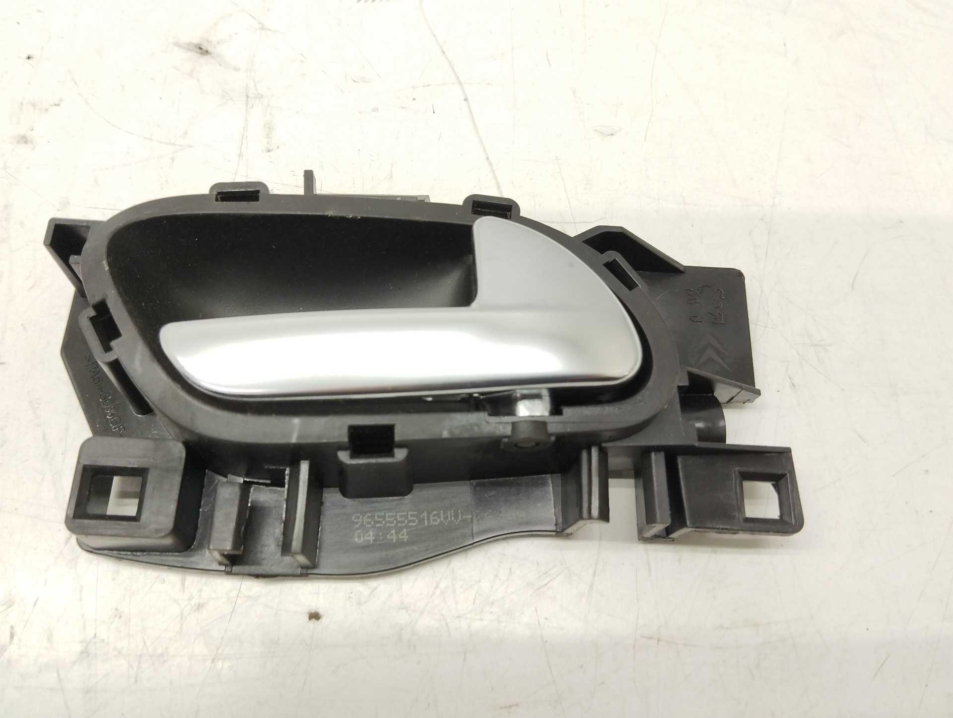 Recambio de maneta interior delantera derecha para peugeot 208 1.2 12v e-vti referencia OEM IAM 96555516VV  